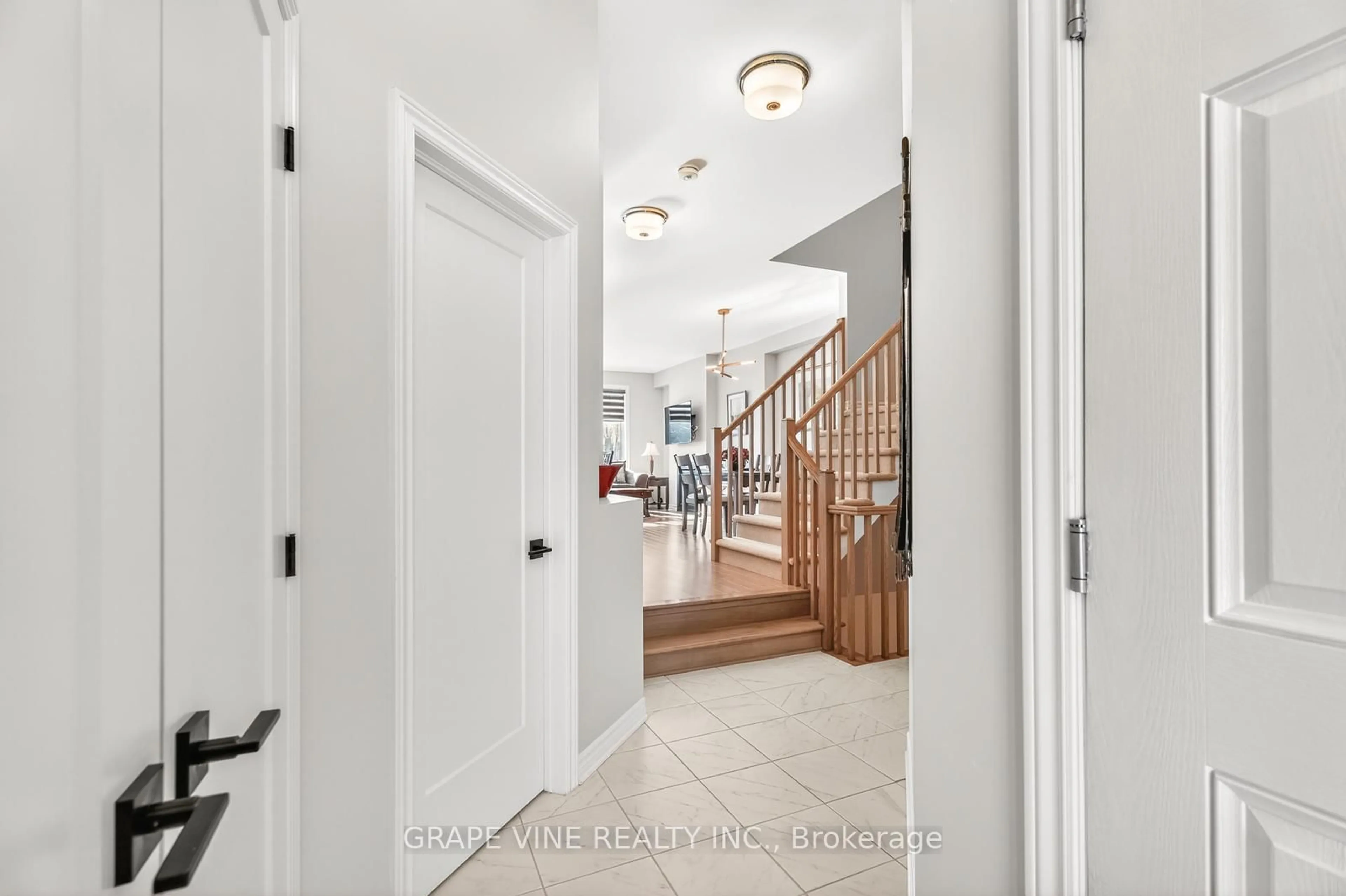 Indoor foyer for 644 Vivera Pl, Ottawa Ontario K2S 2N1