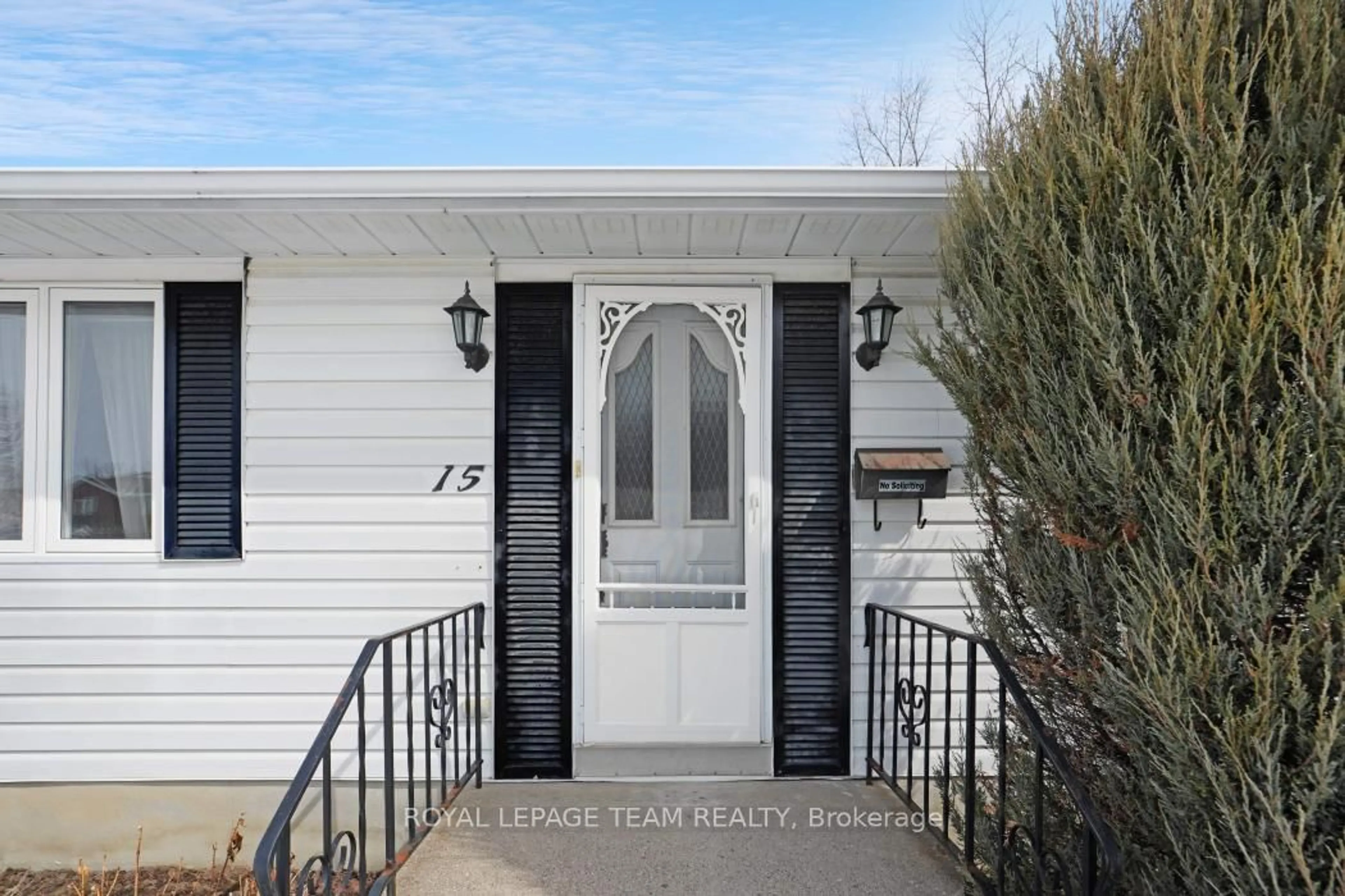 Indoor entryway for 15 Overlake Dr, Ottawa Ontario K2E 5V2