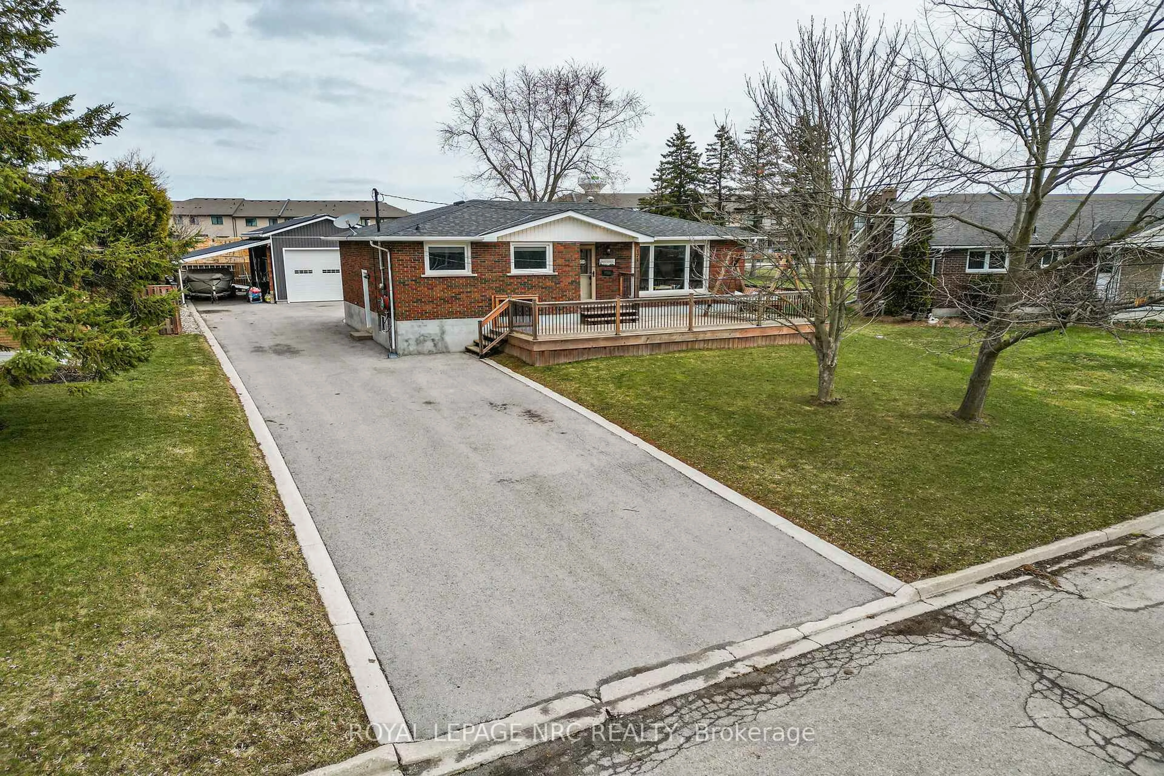 A pic from outside/outdoor area/front of a property/back of a property/a pic from drone, street for 171 Morgan Ave, West Lincoln Ontario L0R 2A0
