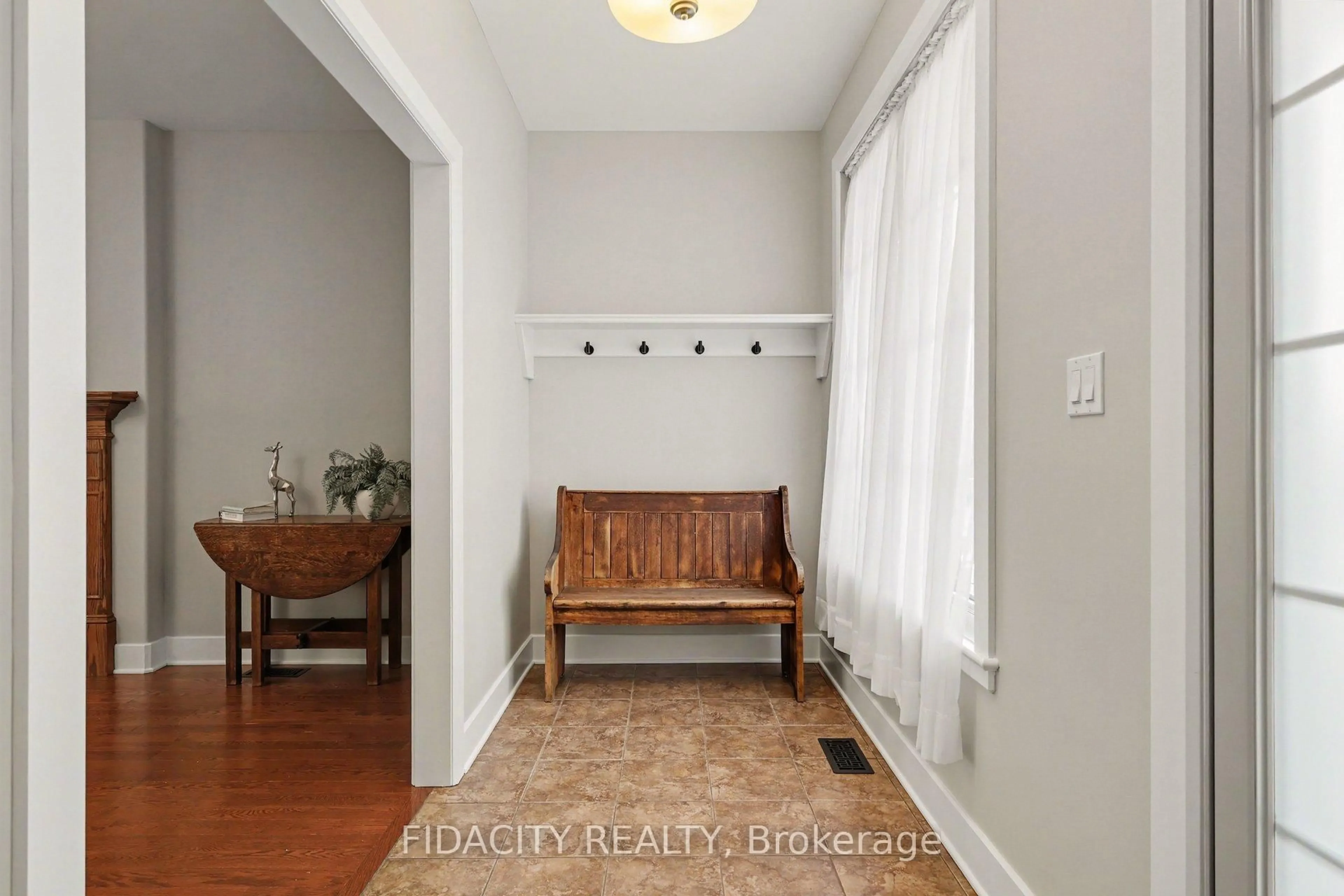 Indoor entryway for 21 Galens Way, North Grenville Ontario K0G 1J0