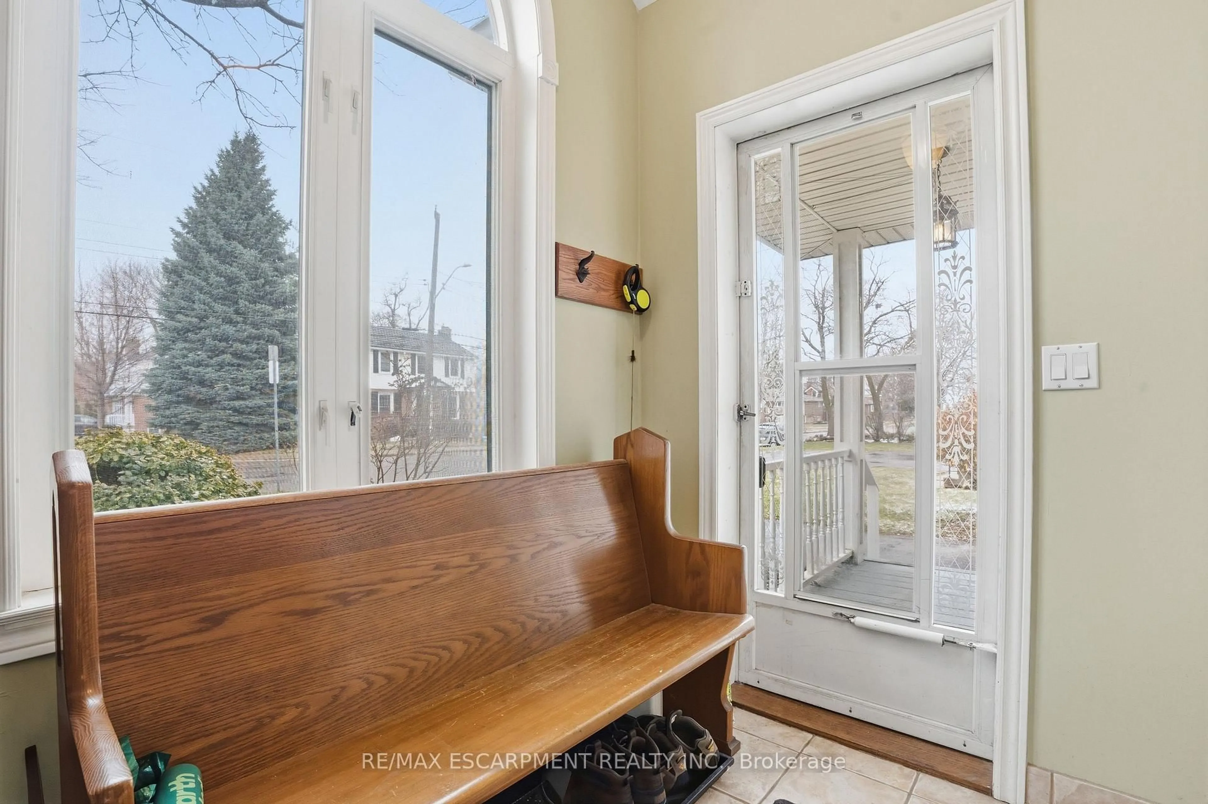 Indoor entryway for 77 Arcade Cres, Hamilton Ontario L9C 3J1