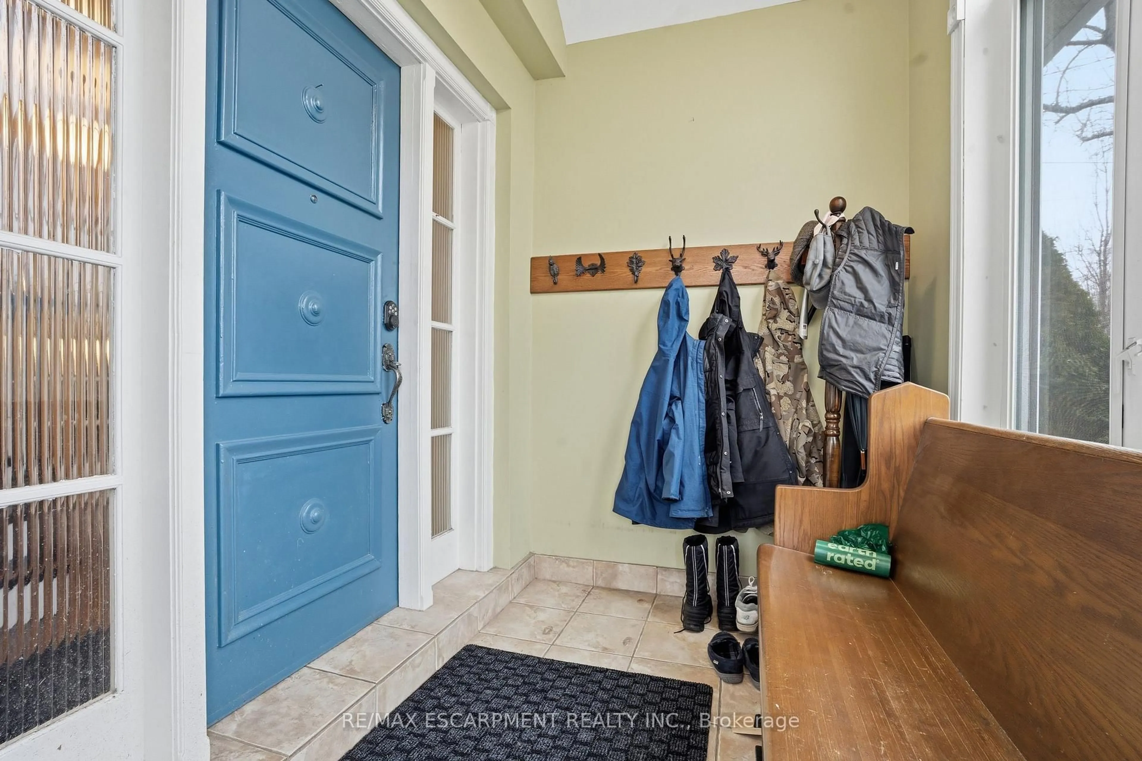 Indoor entryway for 77 Arcade Cres, Hamilton Ontario L9C 3J1