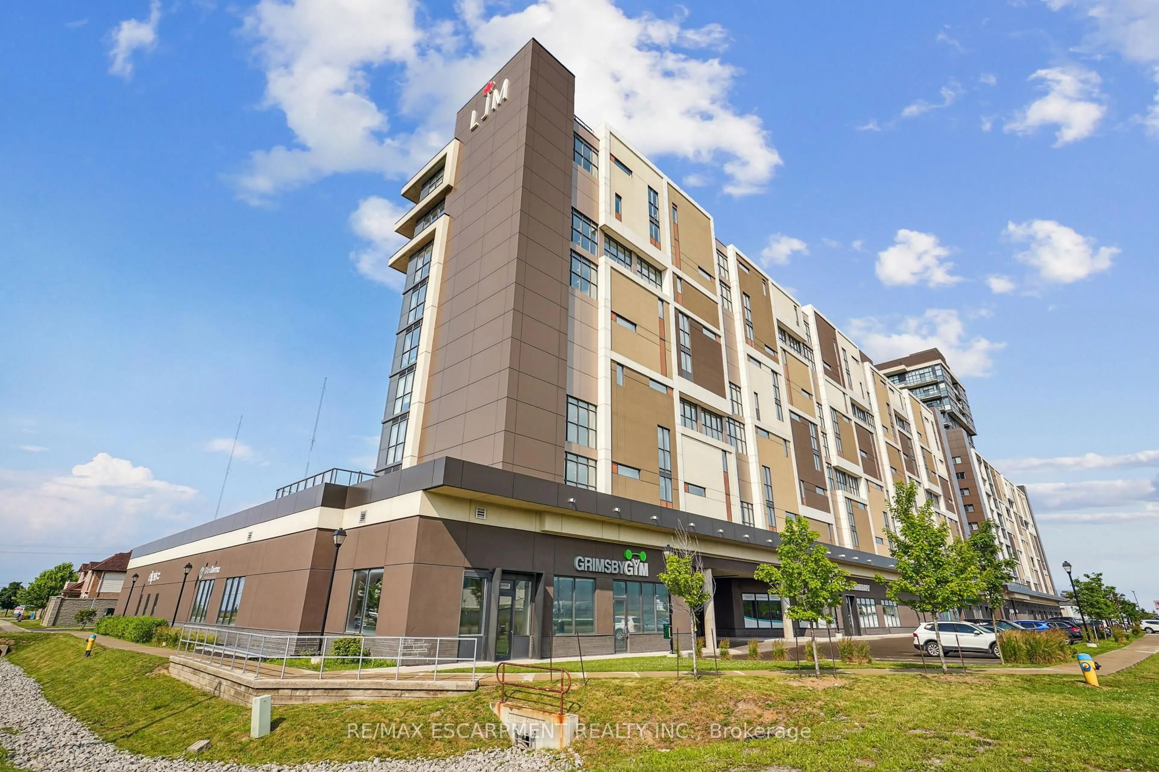 Patio, building for 560 North Service Rd #709, Grimsby Ontario L3M 0G3