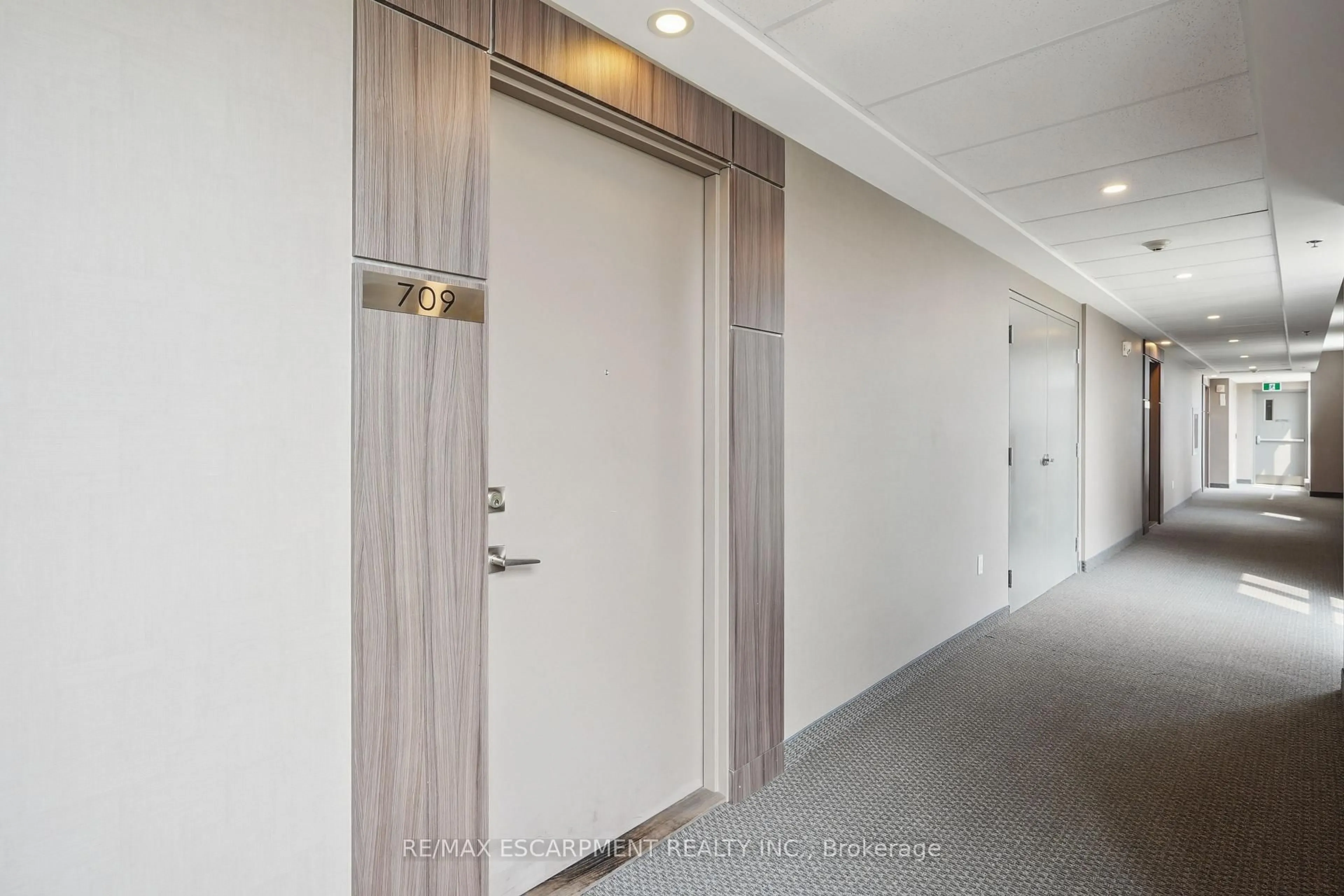 Indoor foyer for 560 North Service Rd #709, Grimsby Ontario L3M 0G3