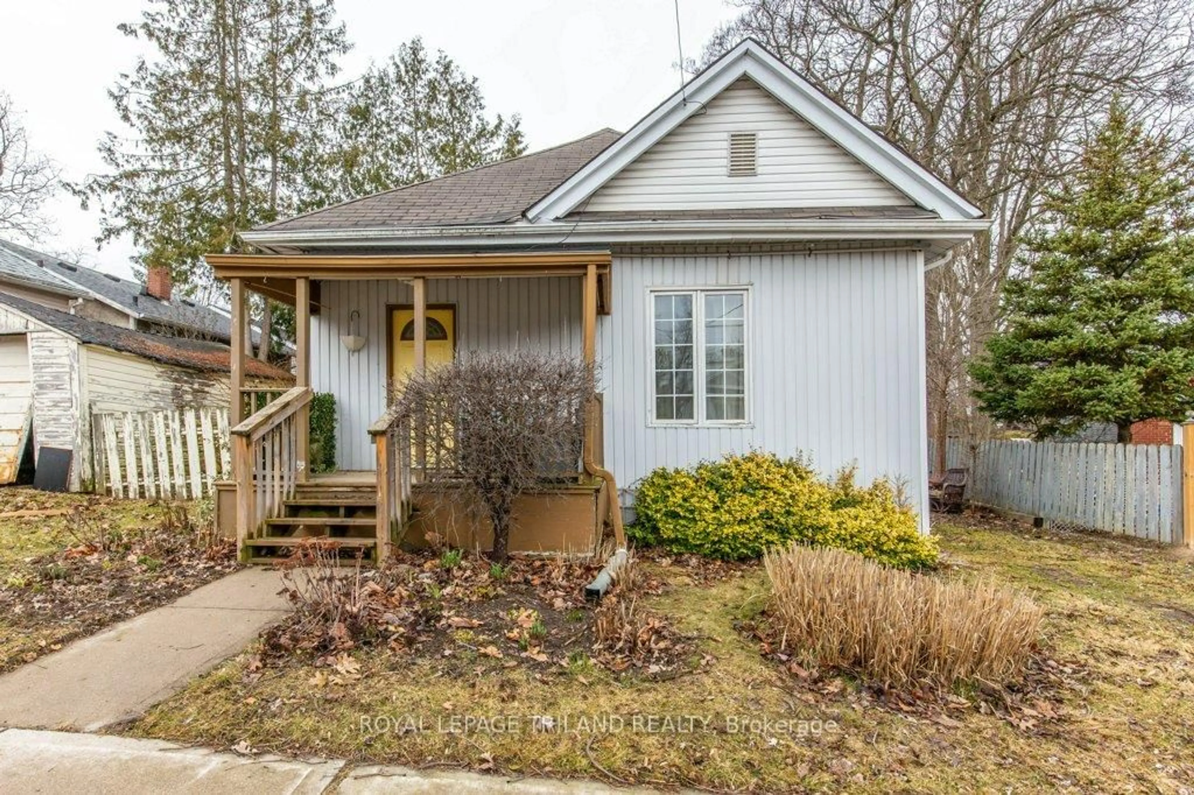 Home with vinyl exterior material, street for 11 MACKAY Ave, London South Ontario N6J 2T5