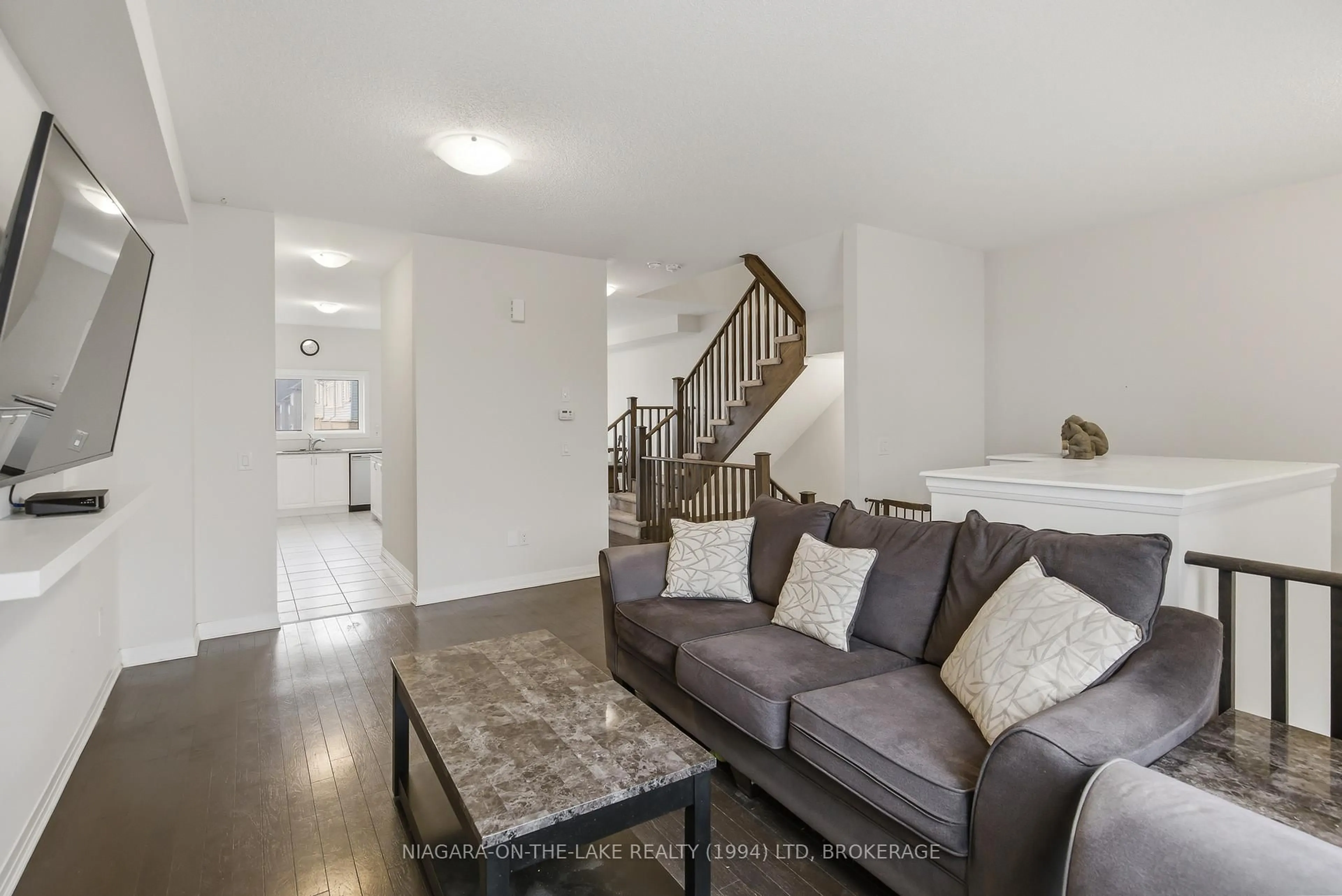 Living room with furniture, unknown for 4018 Frachioni Dr, Lincoln Ontario L3J 0R8