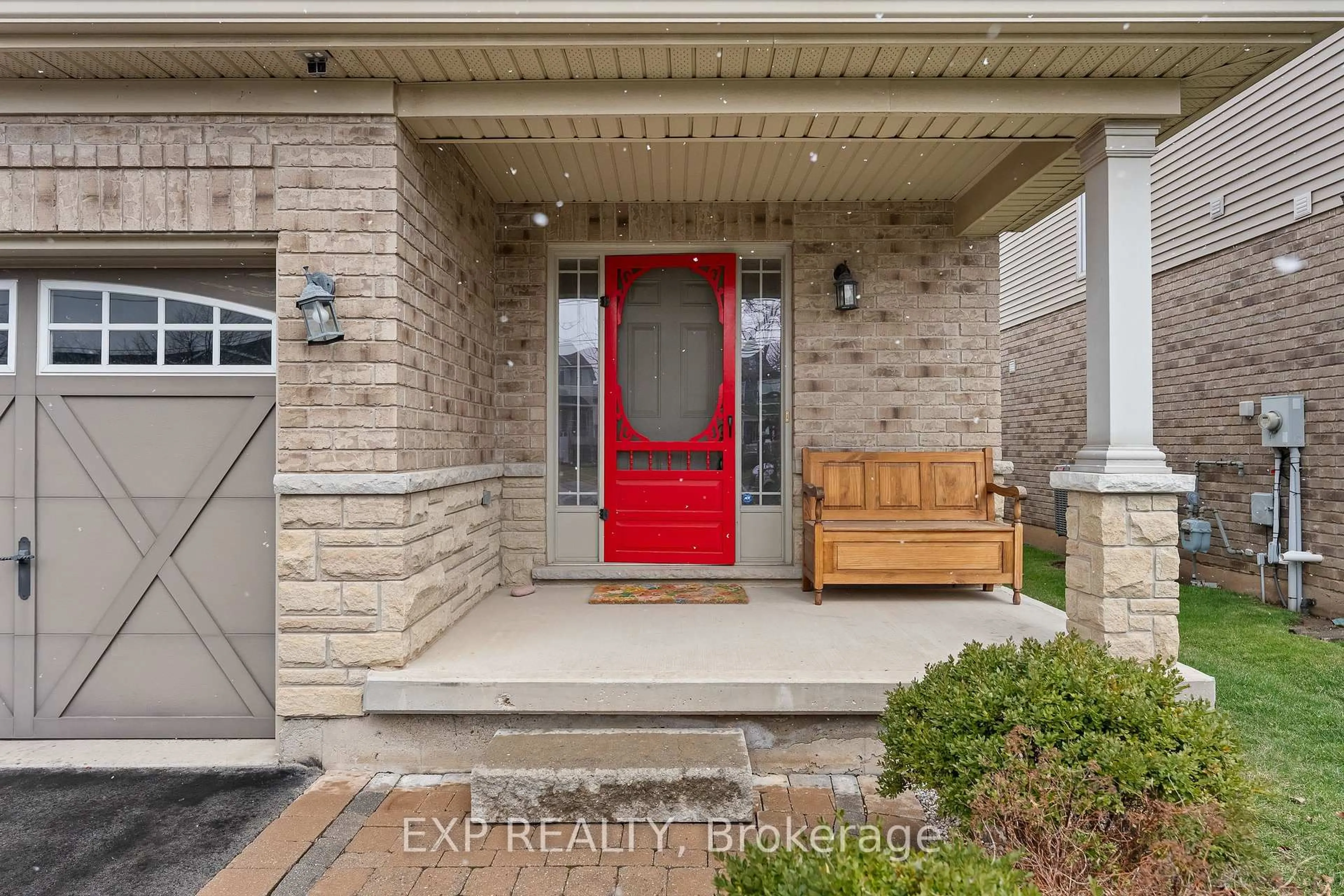 Indoor entryway for 4875 John St, Lincoln Ontario L3J 0P2