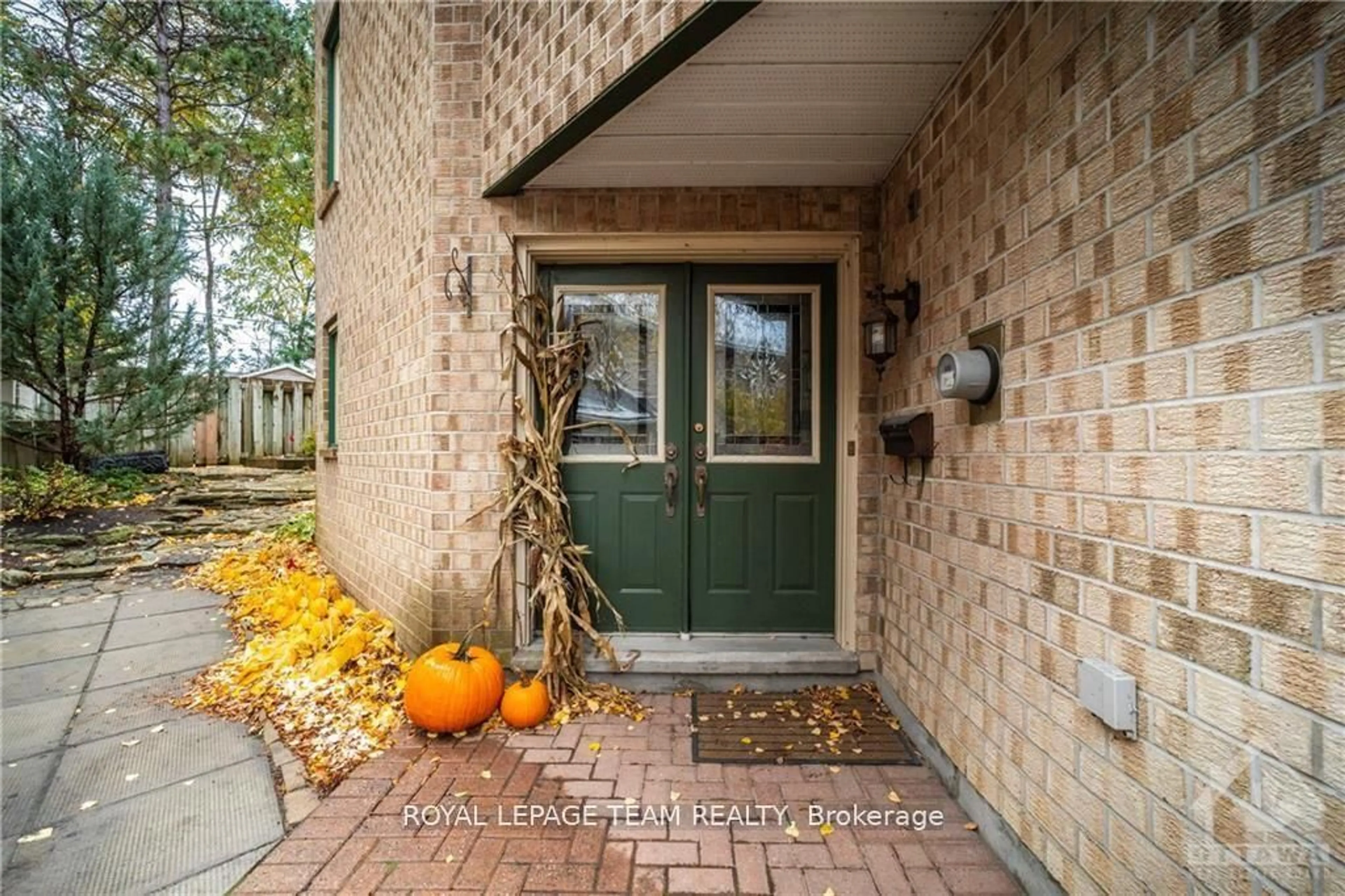 Indoor entryway for 2982 Richmond Rd, Ottawa Ontario K2B 6S7