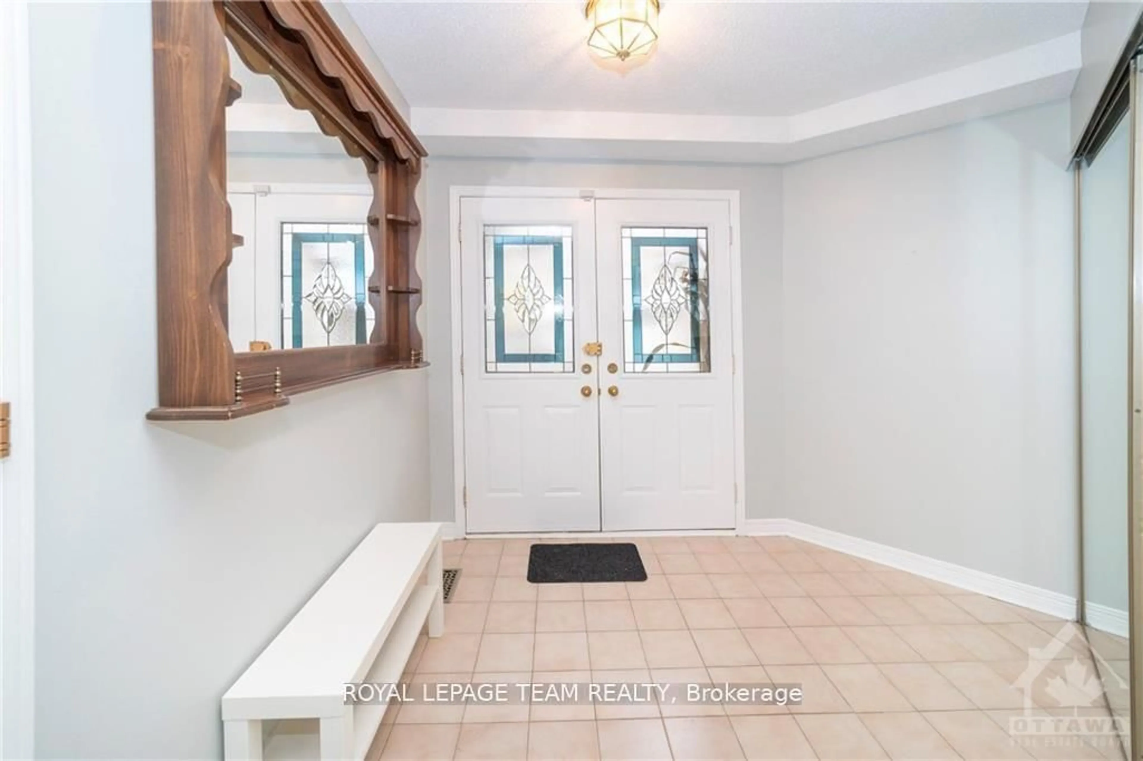 Indoor entryway for 2982 Richmond Rd, Ottawa Ontario K2B 6S7