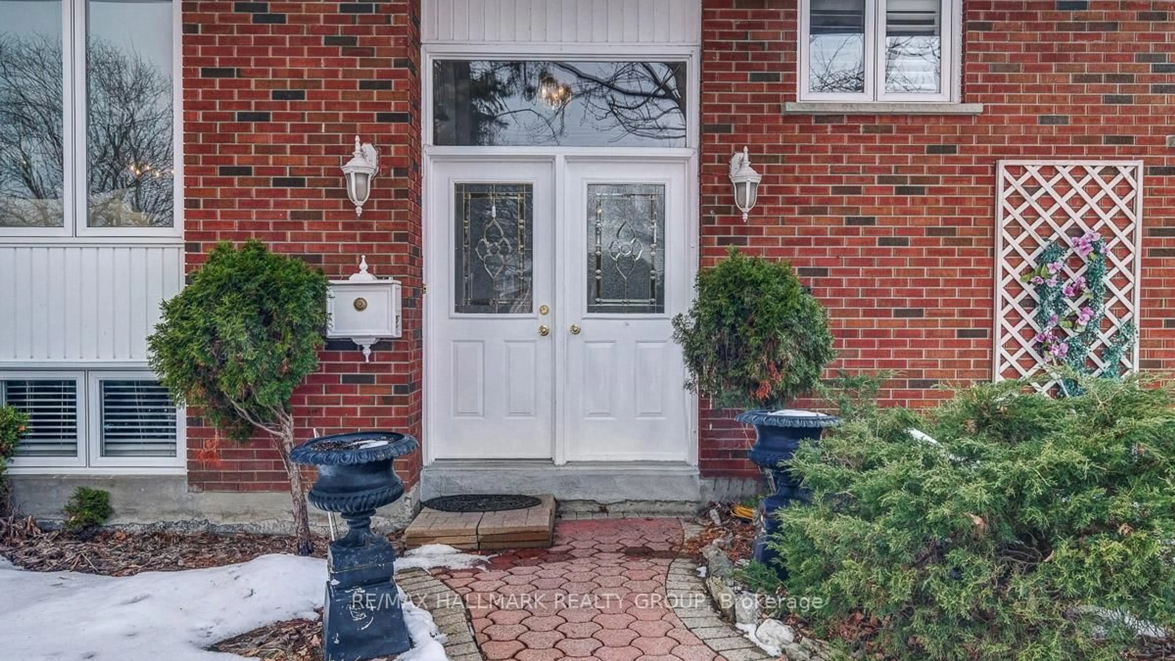 Indoor entryway for 2185 Bickerton Ave, Ottawa Ontario K1J 6Y2