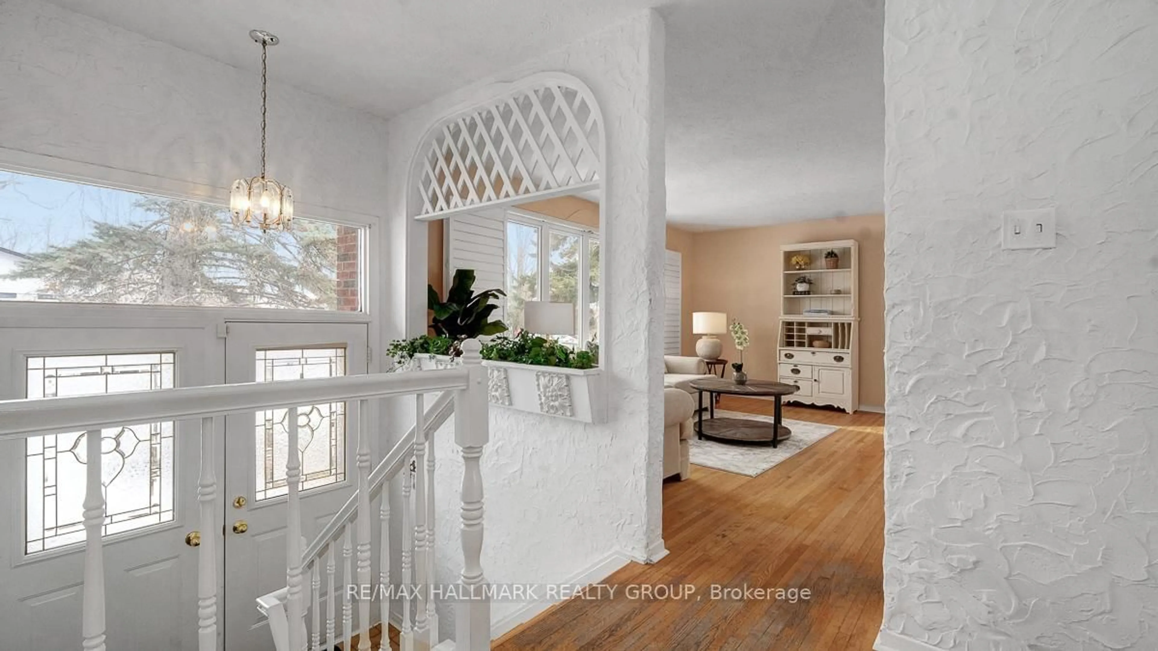 Indoor entryway for 2185 Bickerton Ave, Ottawa Ontario K1J 6Y2