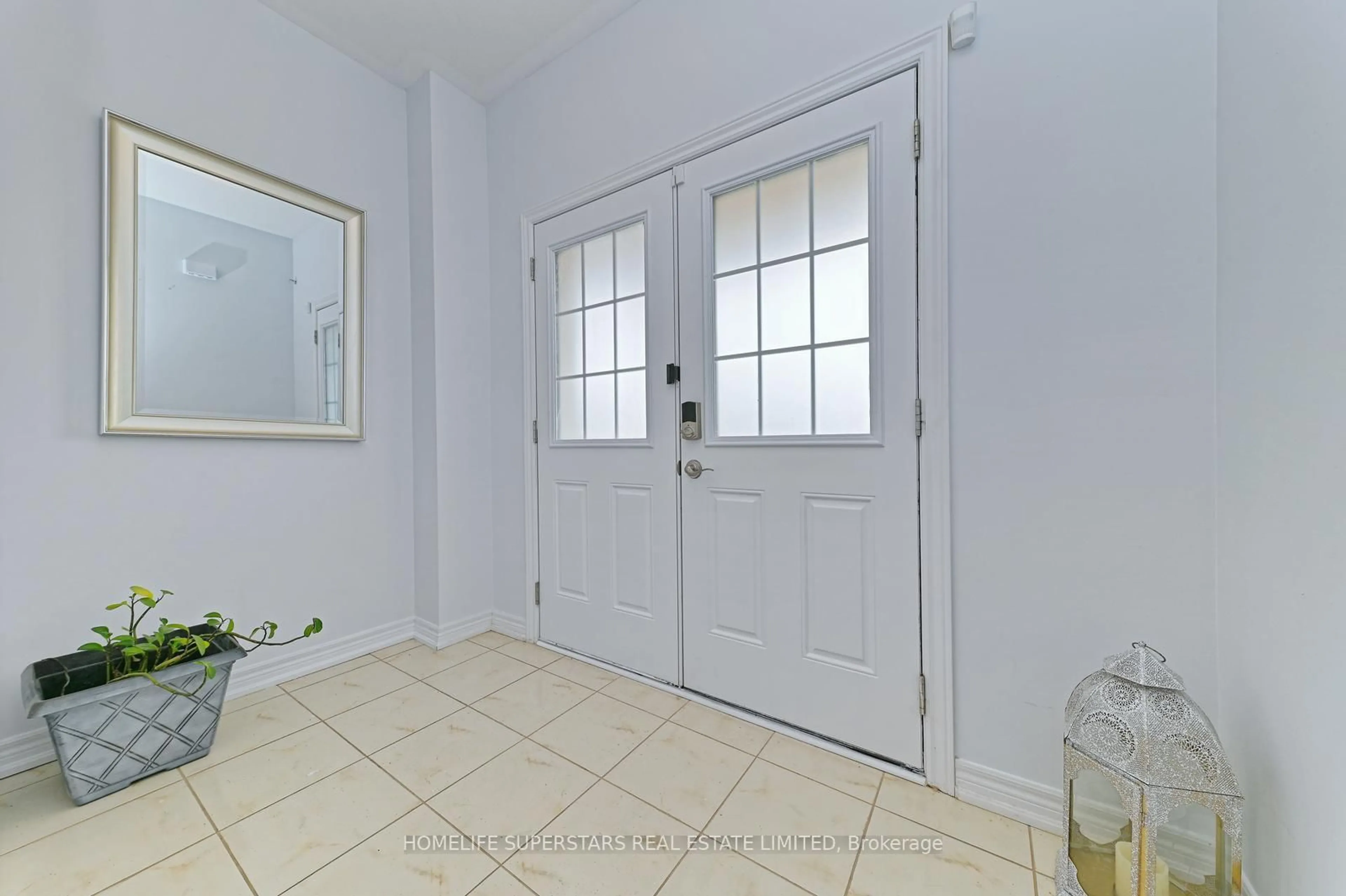 Indoor entryway for 39 Knotty Pine Ave, Cambridge Ontario N3H 0B8
