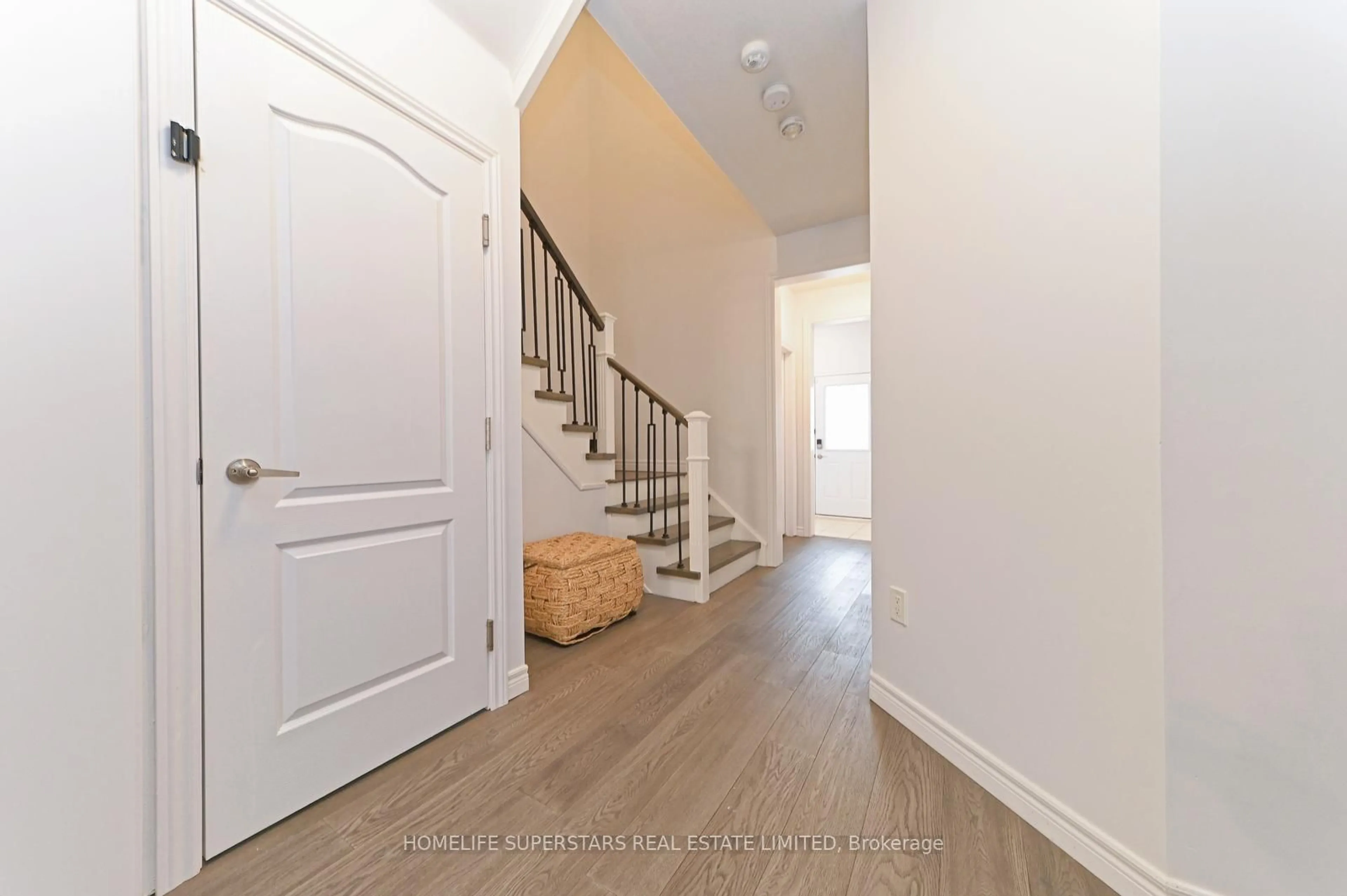 Indoor entryway for 39 Knotty Pine Ave, Cambridge Ontario N3H 0B8