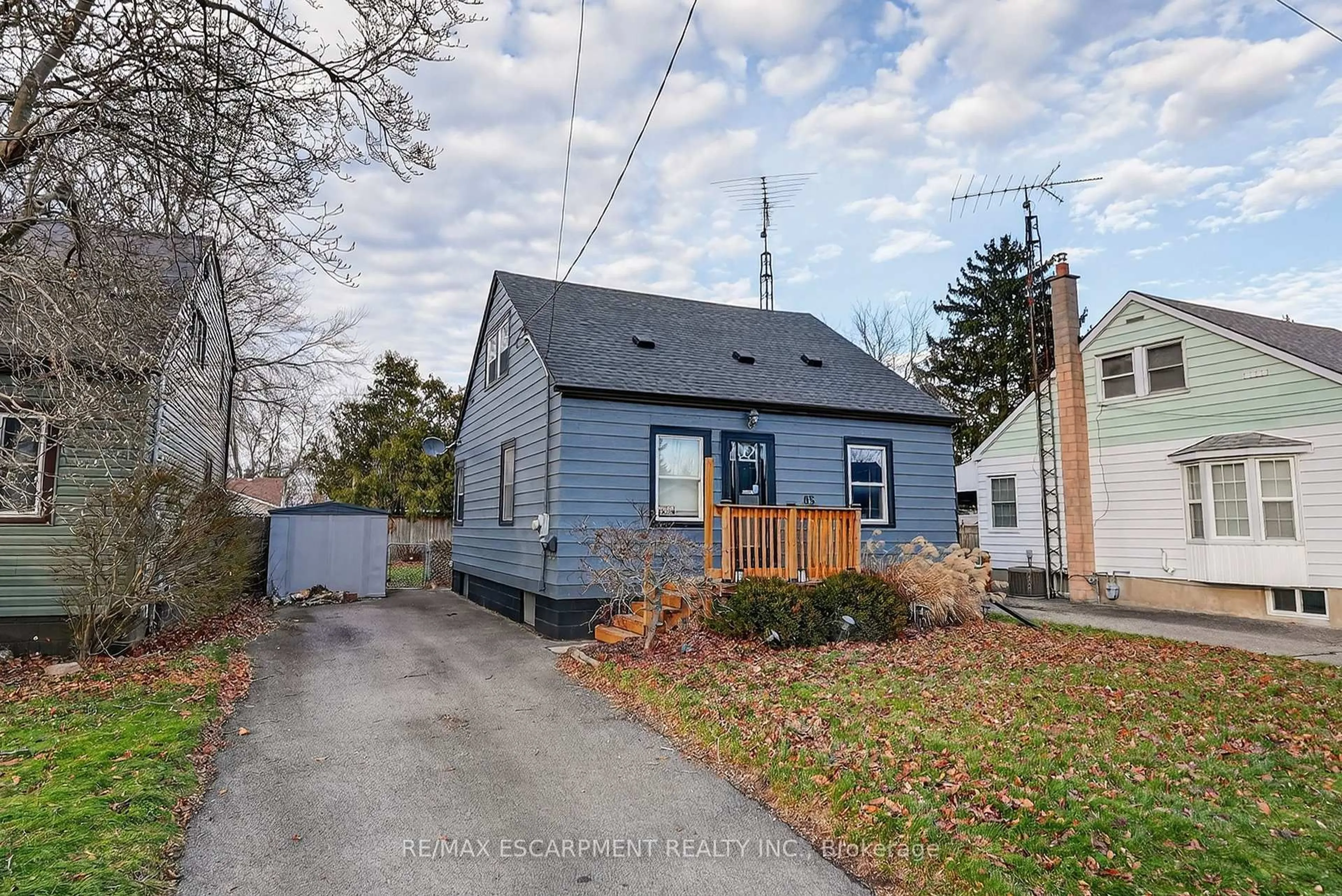 A pic from outside/outdoor area/front of a property/back of a property/a pic from drone, street for 85 Grass Ave, St. Catharines Ontario L2R 1T2