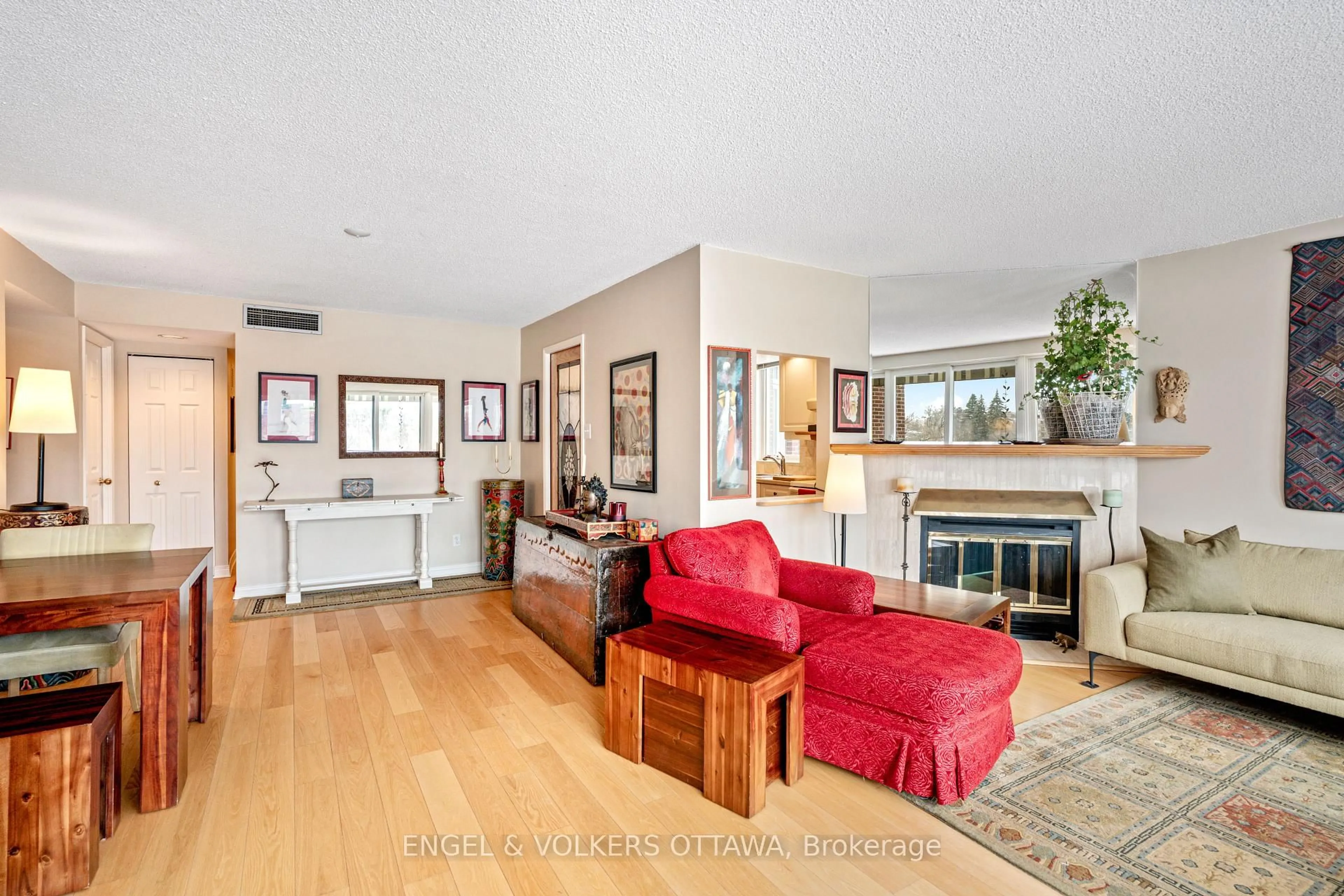 Living room with furniture, wood/laminate floor for 555 WILBROD St #103, Ottawa Ontario K1N 5R4