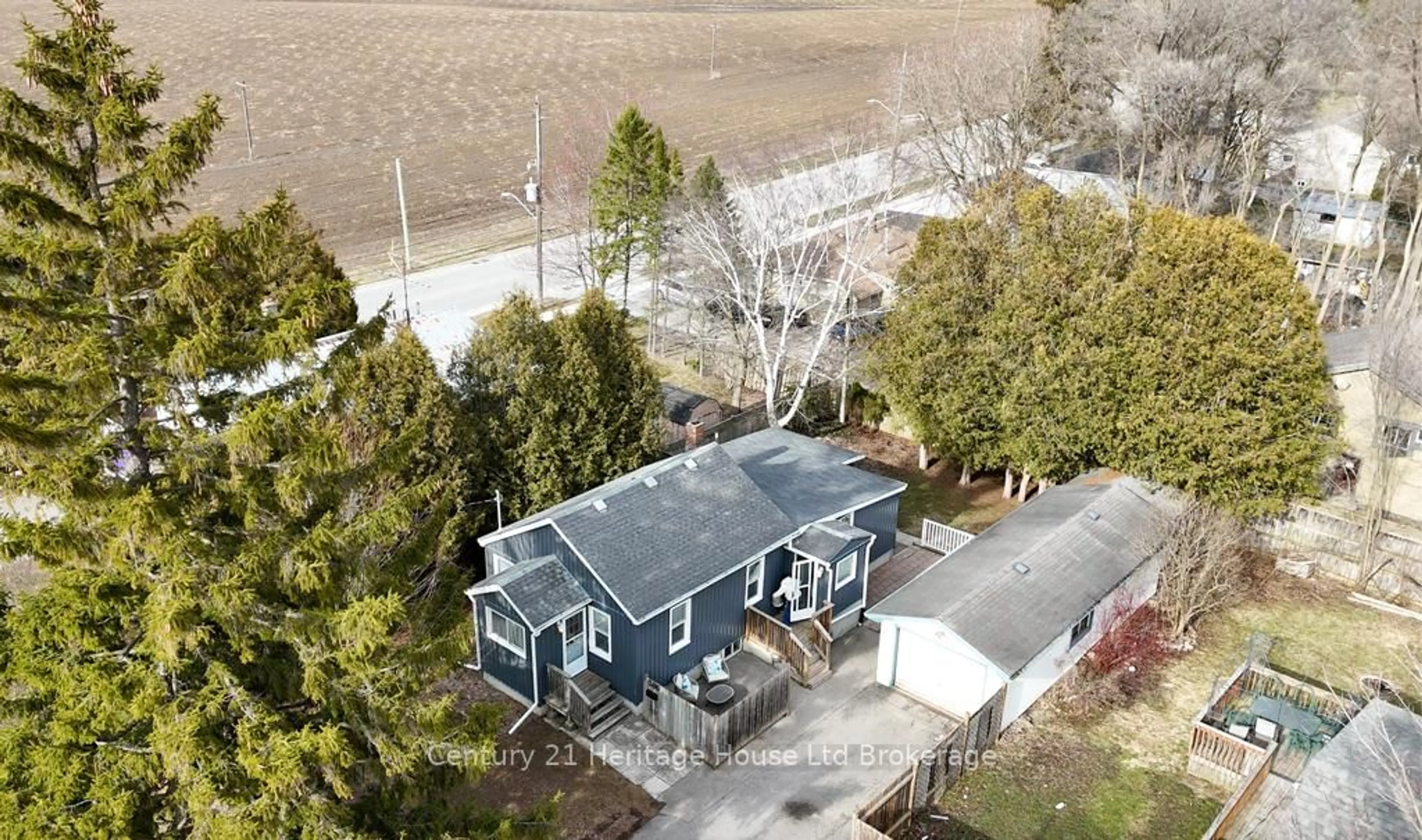 A pic from outside/outdoor area/front of a property/back of a property/a pic from drone, unknown for 386 Oxford Ave, Ingersoll Ontario N5C 3H6
