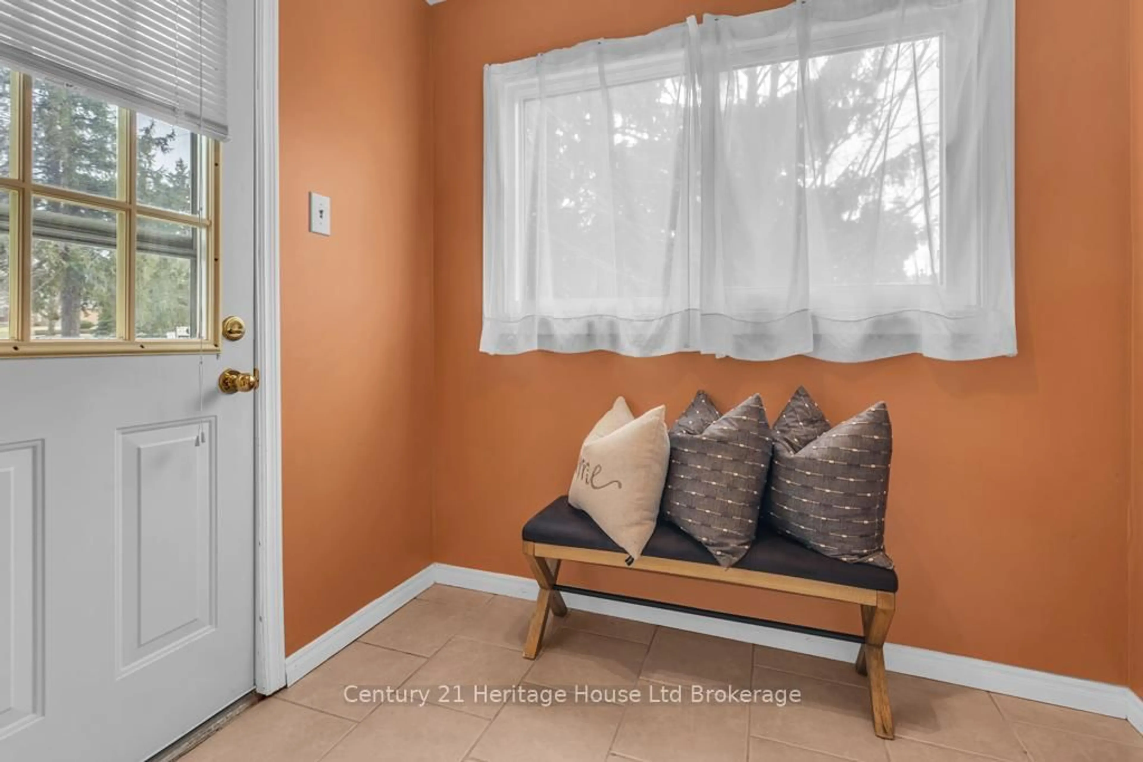 Indoor entryway for 386 Oxford Ave, Ingersoll Ontario N5C 3H6