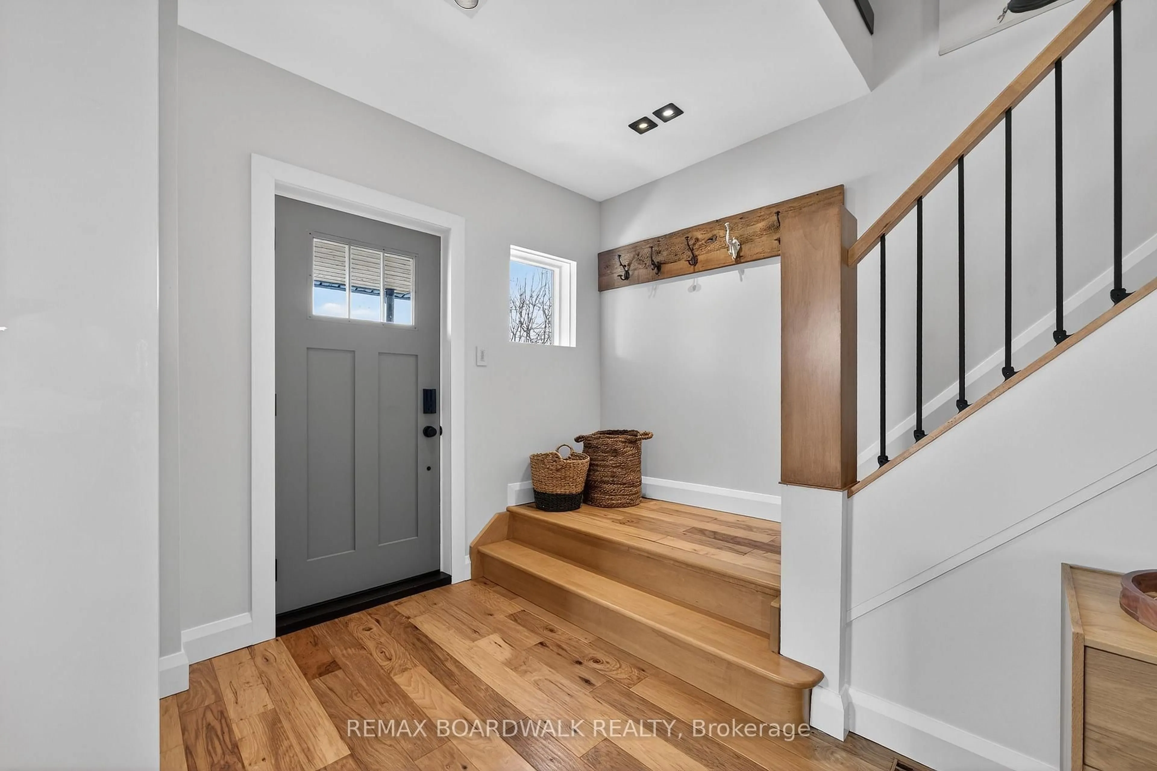 Indoor entryway for 154 Queen Mary St, Ottawa Ontario K1K 1X5