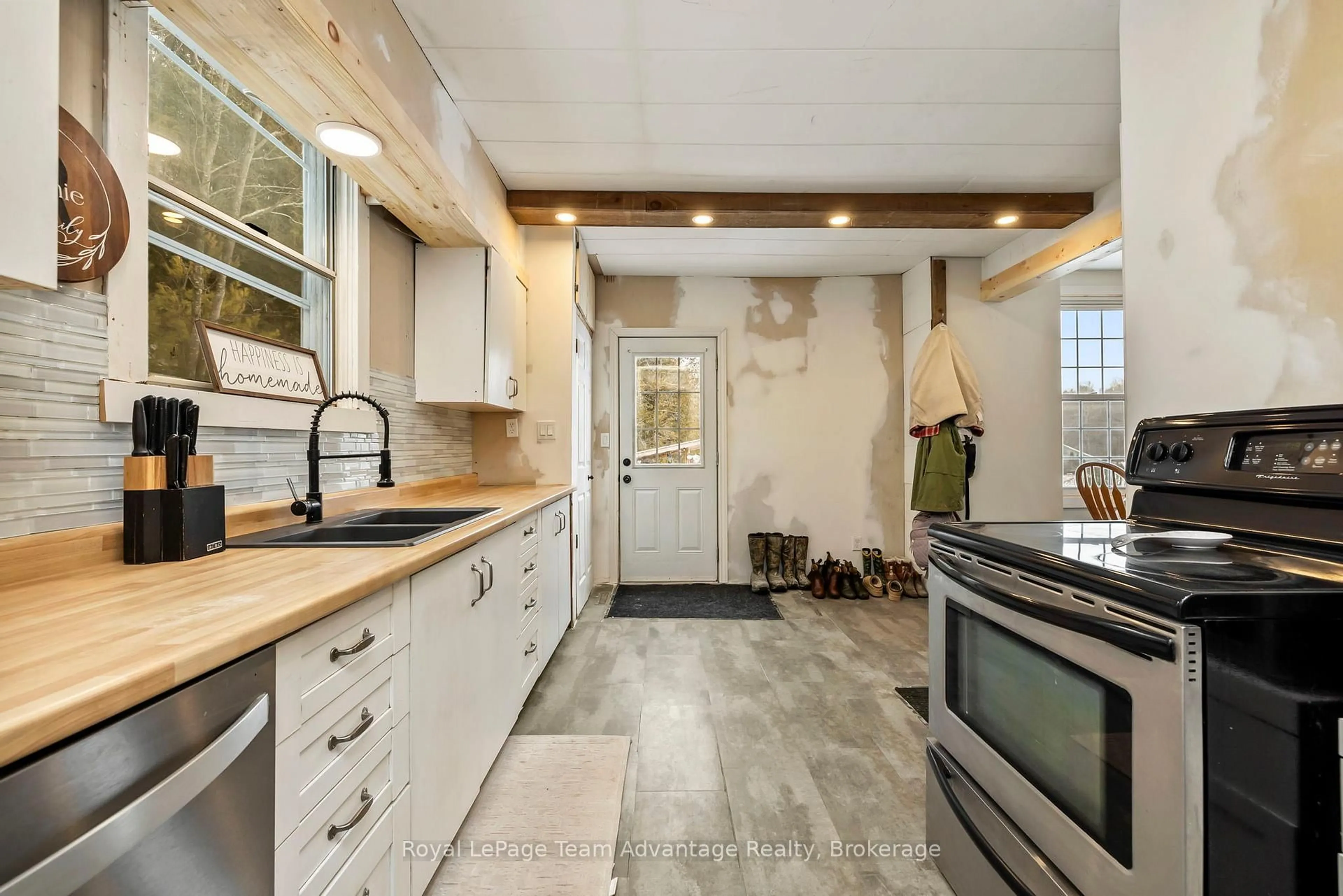 Open concept kitchen, ceramic/tile floor for 5 Murray Point Rd, McDougall Ontario P2A 2W9