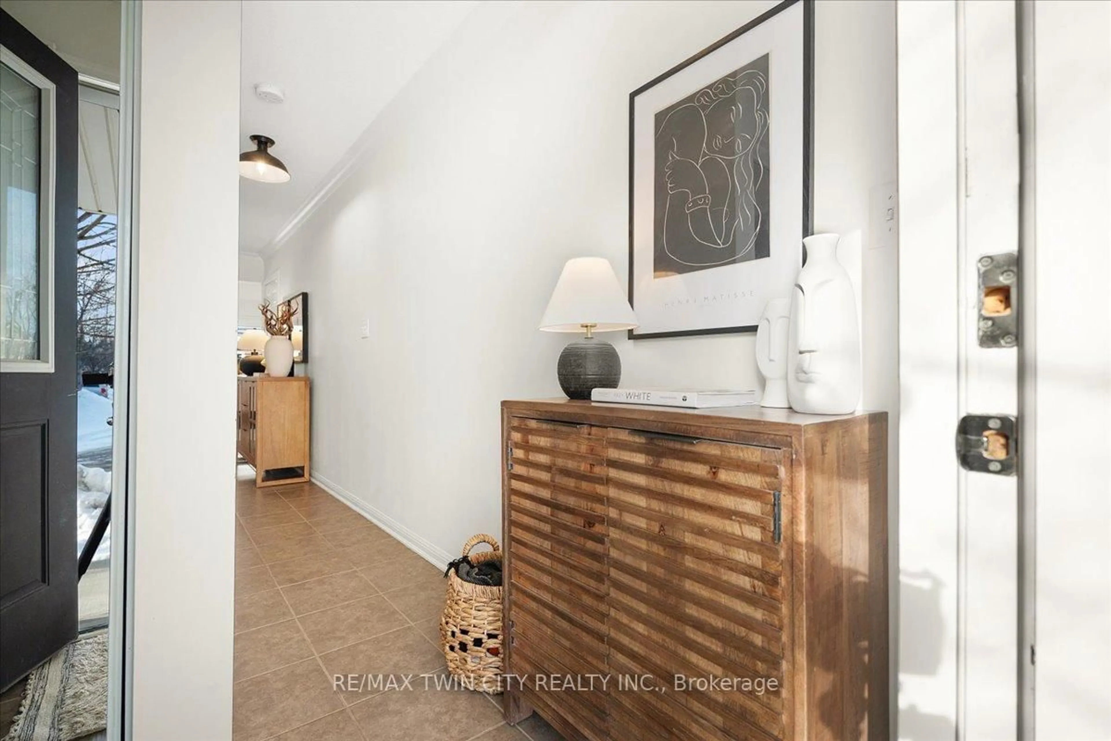 Indoor entryway for 48 Manhattan Circ, Cambridge Ontario N3C 0C4