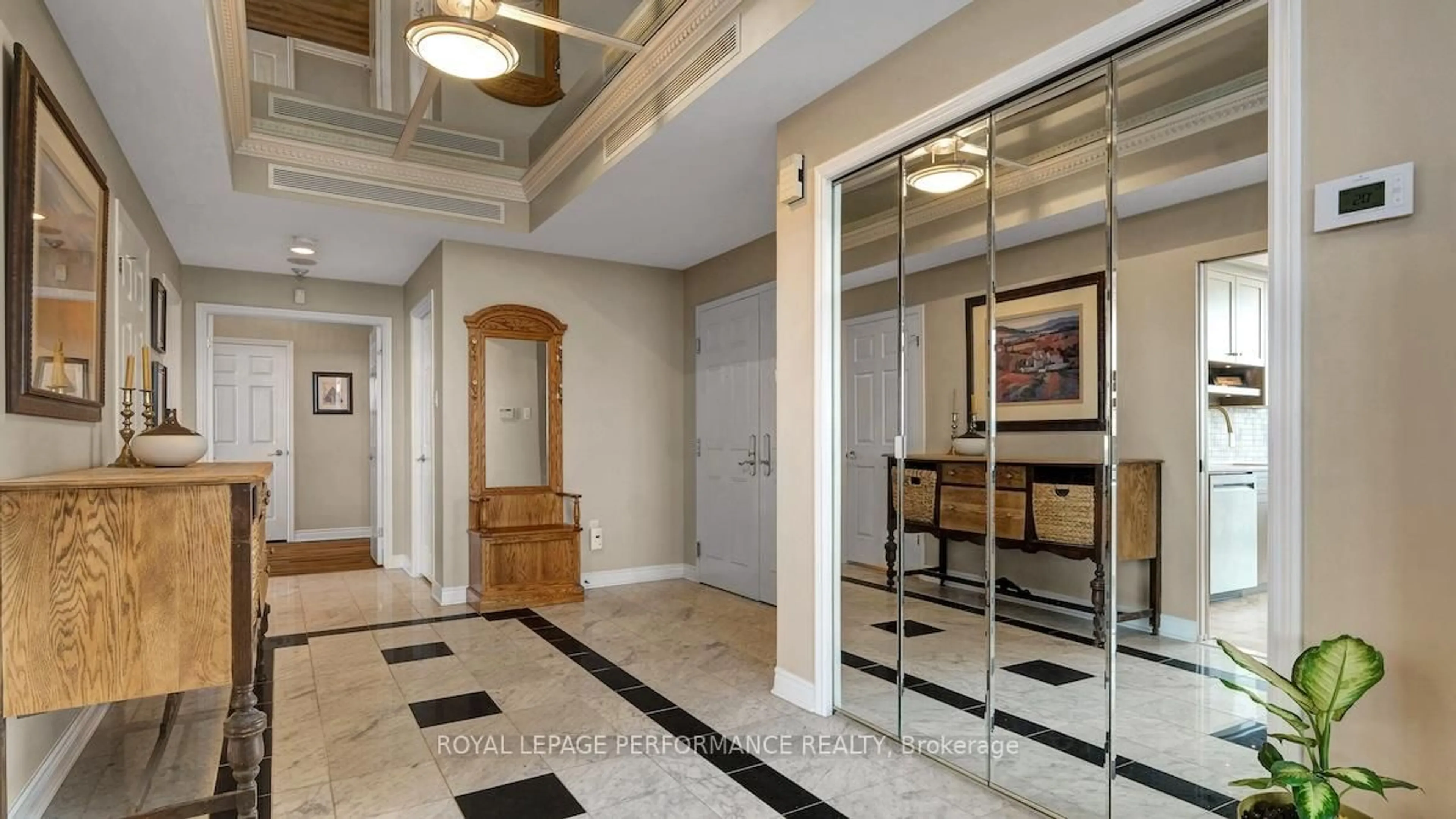 Indoor foyer for 1480 Riverside Dr #2002, Ottawa Ontario K1G 5H2
