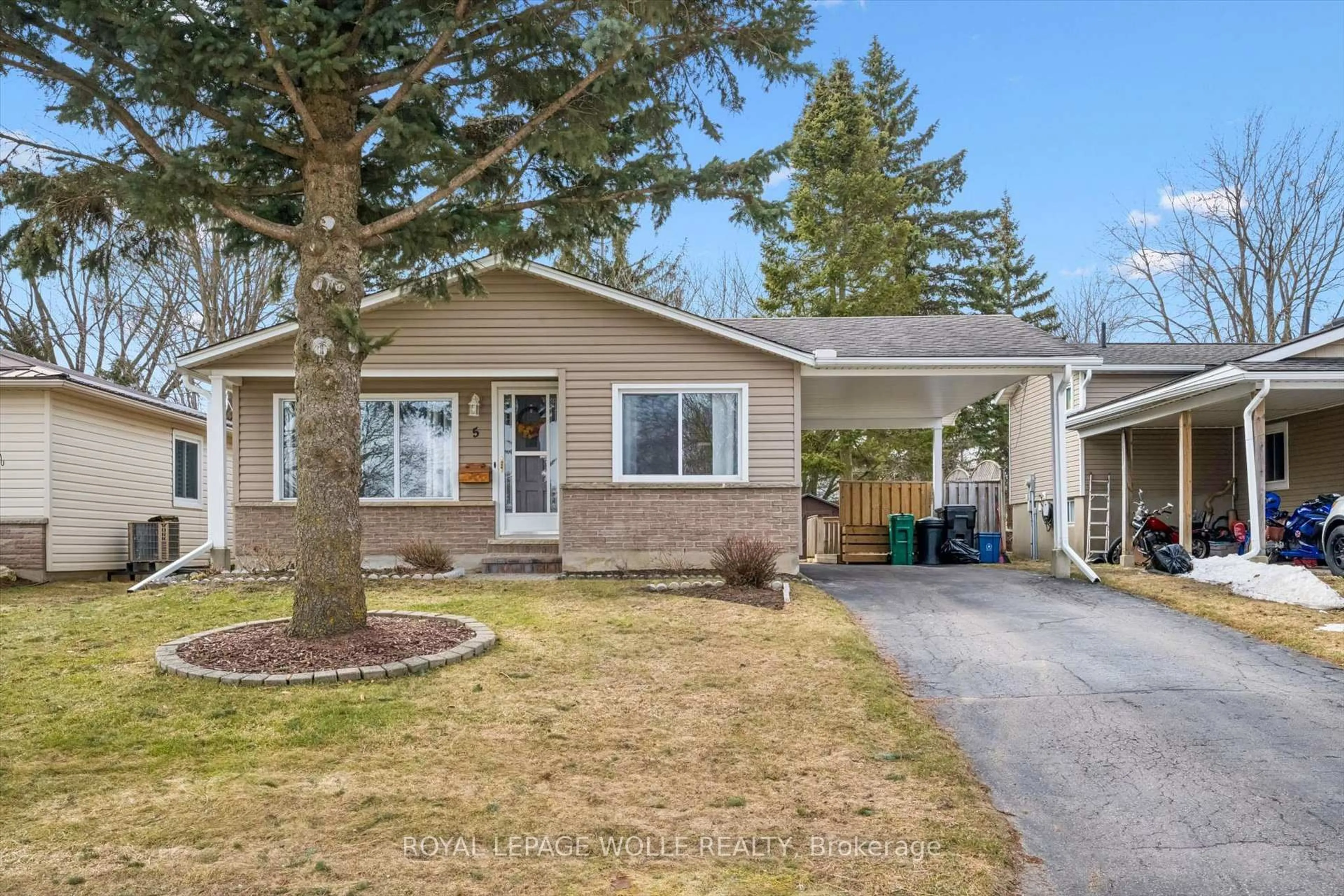 Home with vinyl exterior material, street for 5 ASPEN Cres, Waterloo Ontario N3B 1J5