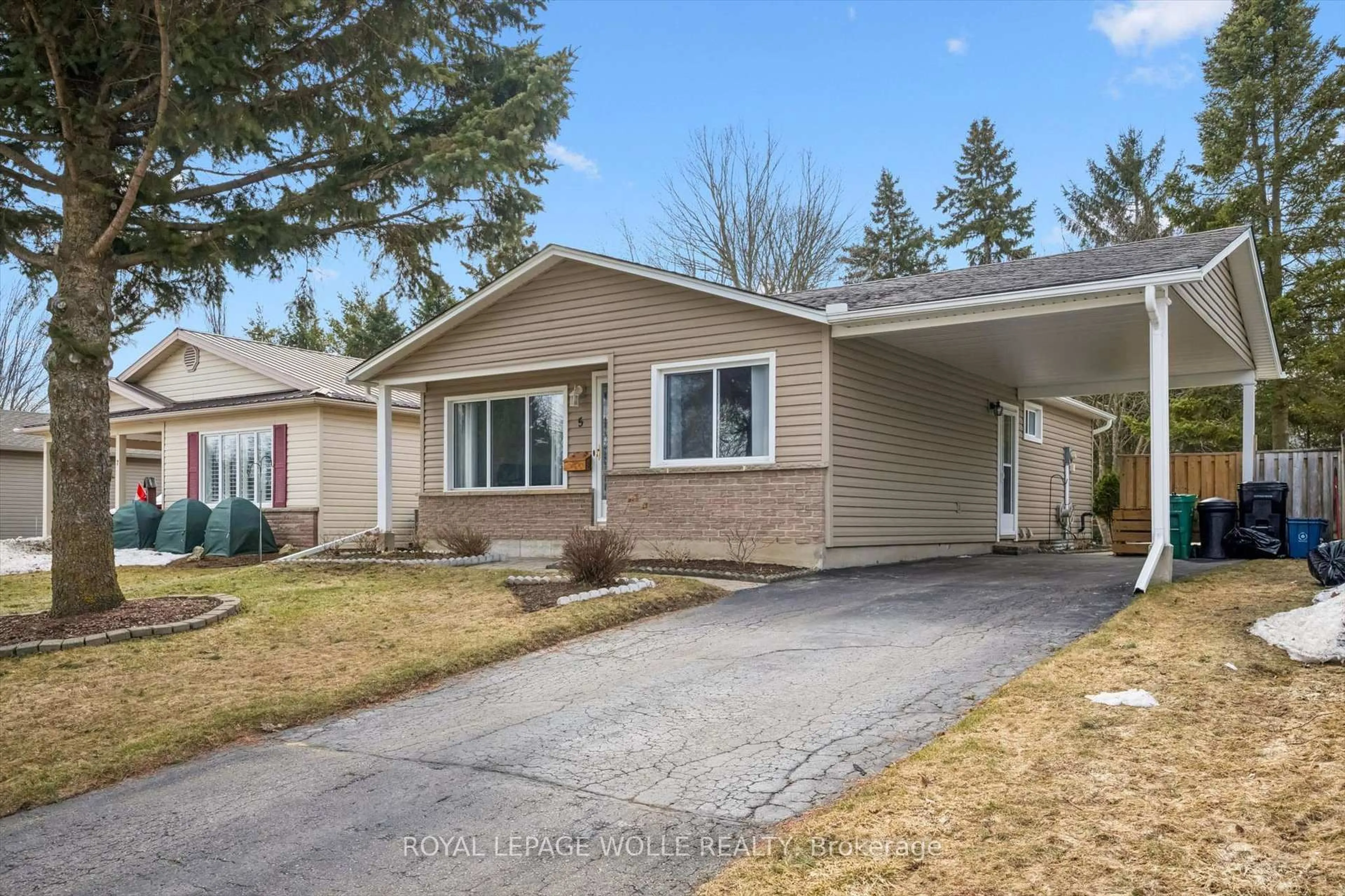 Home with vinyl exterior material, street for 5 ASPEN Cres, Waterloo Ontario N3B 1J5