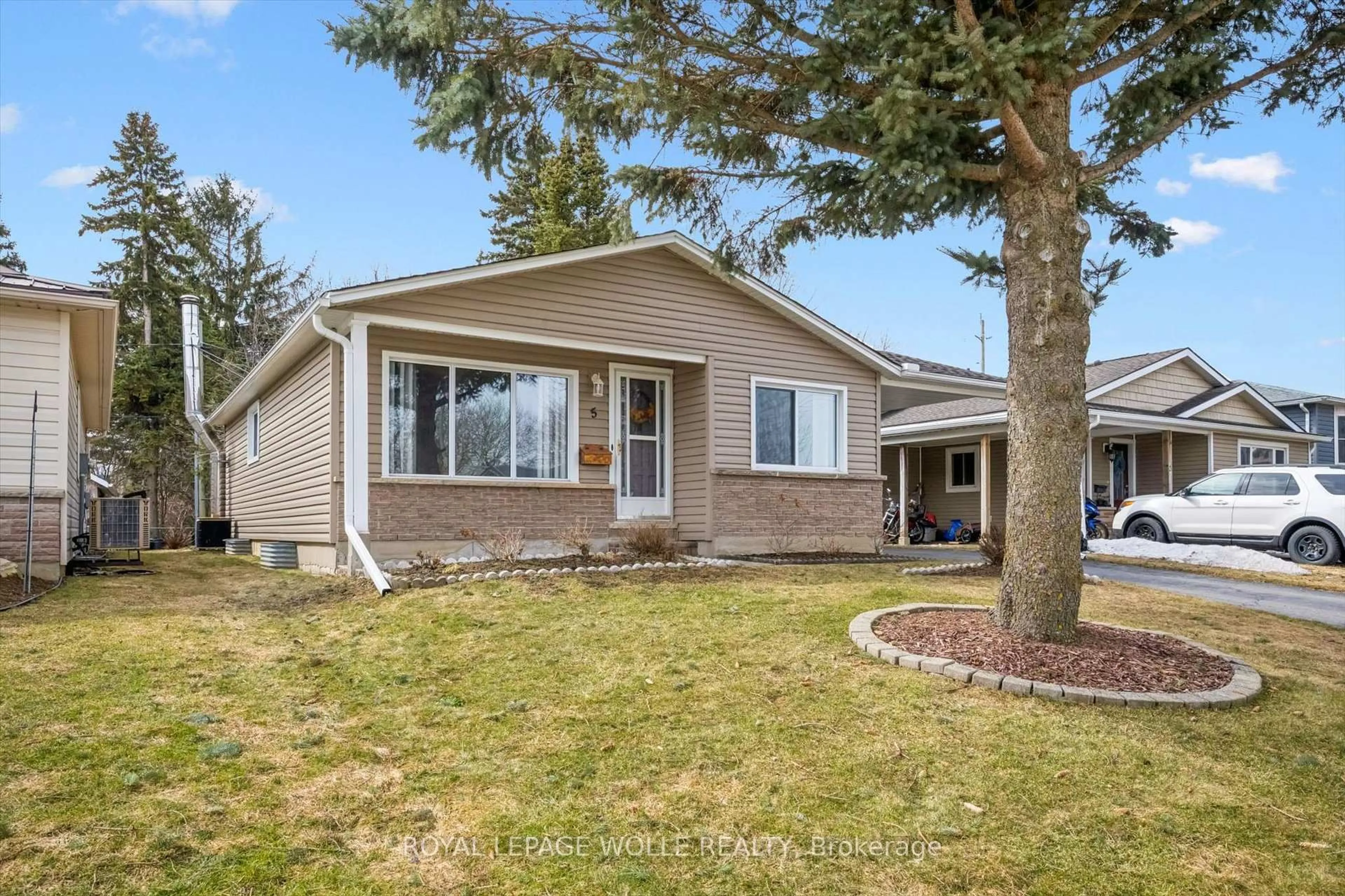 Home with vinyl exterior material, street for 5 ASPEN Cres, Waterloo Ontario N3B 1J5