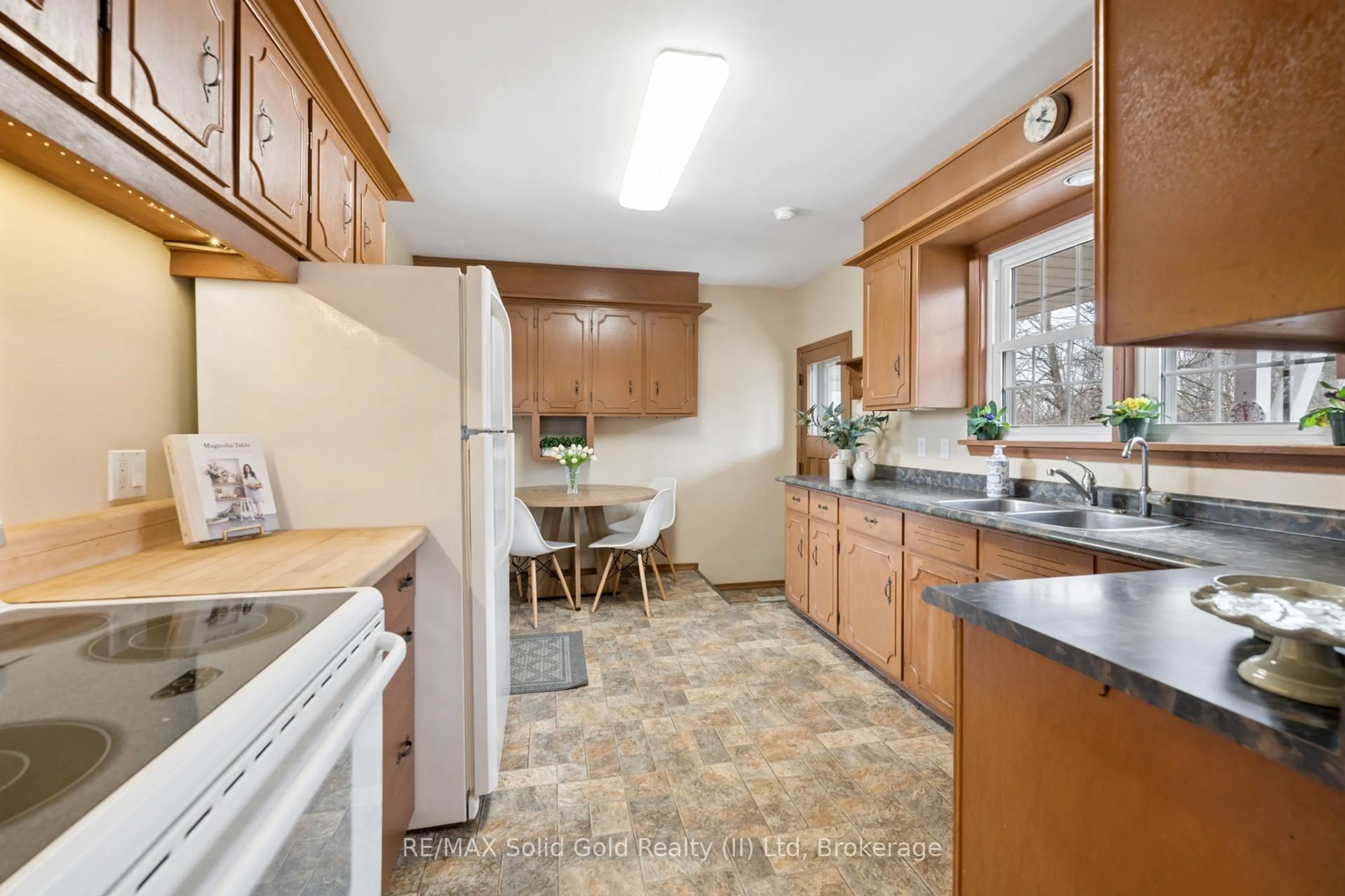 Standard kitchen, unknown for 21 Meadowlark Rd, Woolwich Ontario N3B 1T7