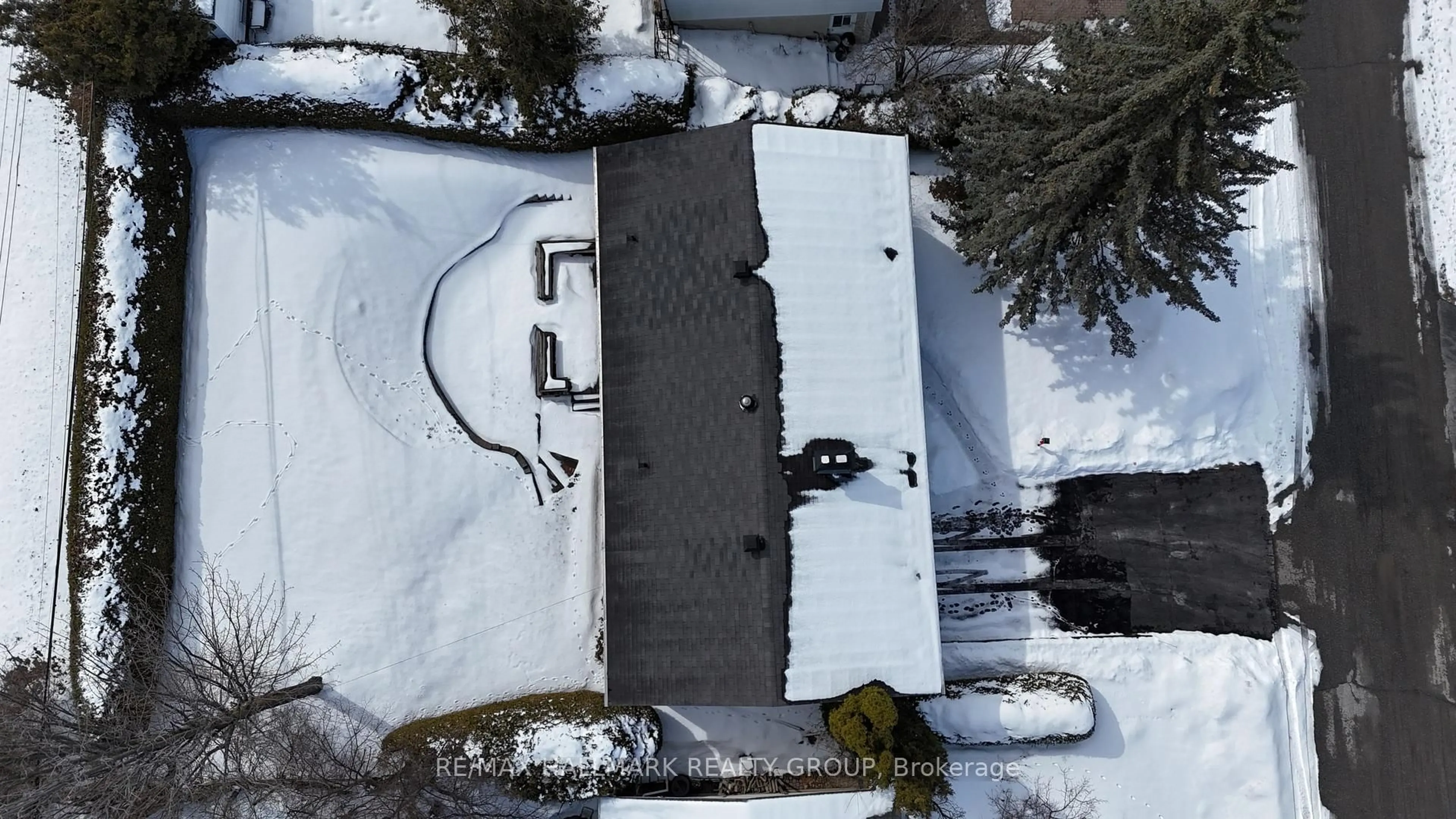 A pic from outside/outdoor area/front of a property/back of a property/a pic from drone, street for 44 Foothills Dr, Ottawa Ontario K2H 6K3