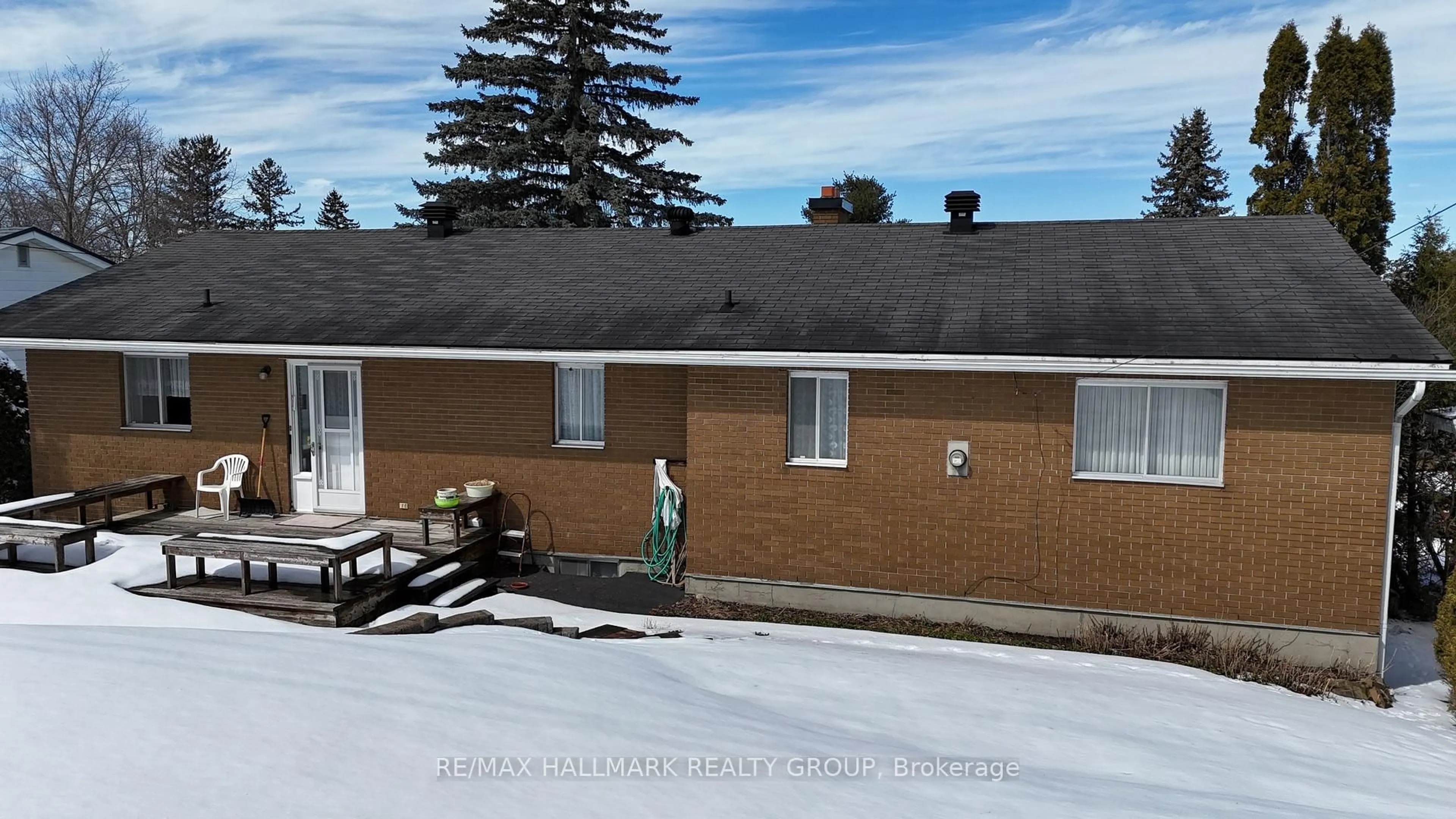A pic from outside/outdoor area/front of a property/back of a property/a pic from drone, unknown for 44 Foothills Dr, Ottawa Ontario K2H 6K3