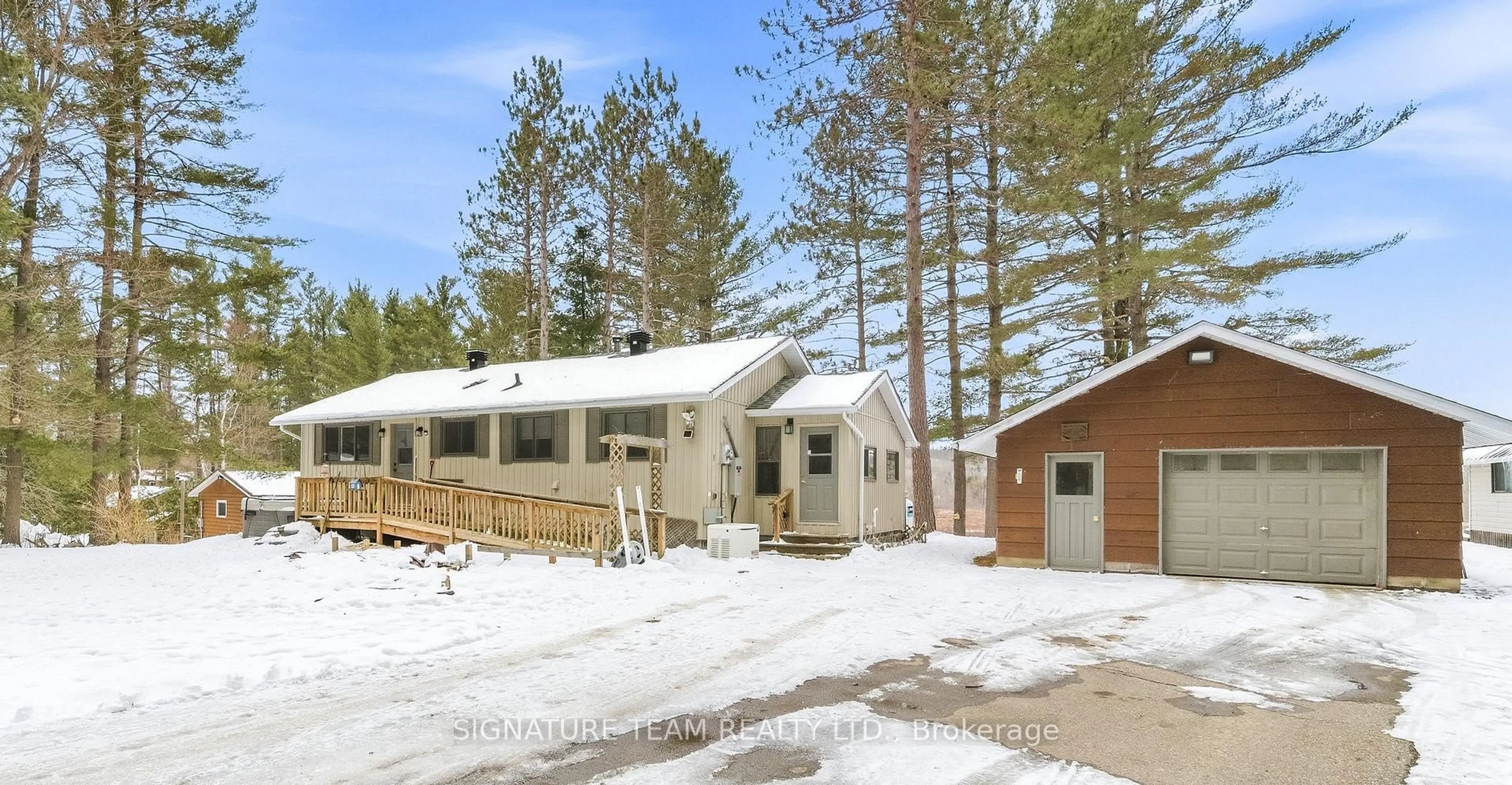 Home with vinyl exterior material, unknown for 642 Pecoskie Dr, Killaloe Ontario K0J 2A0