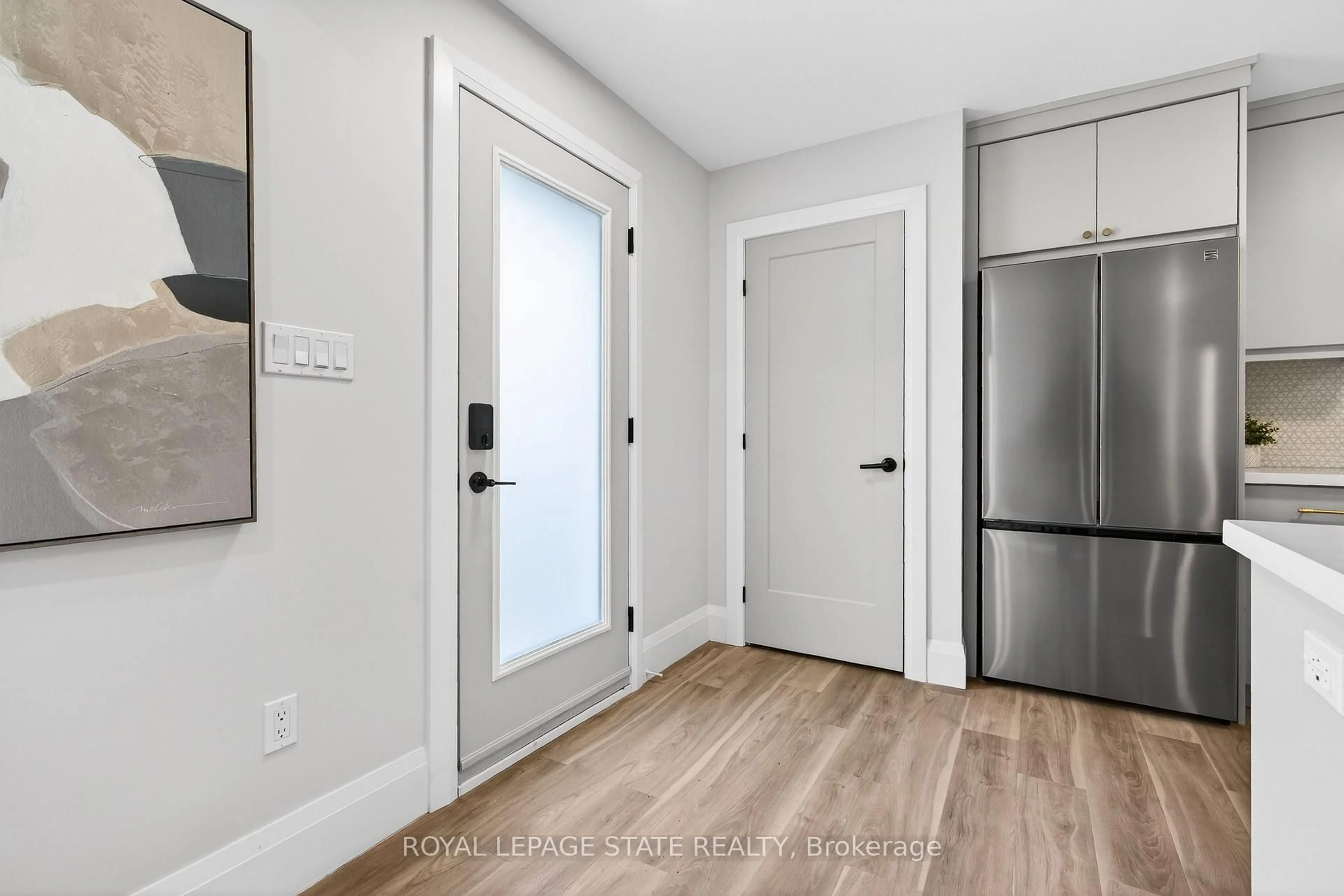 Indoor entryway for 330 East 15th St, Hamilton Ontario L9A 4G5