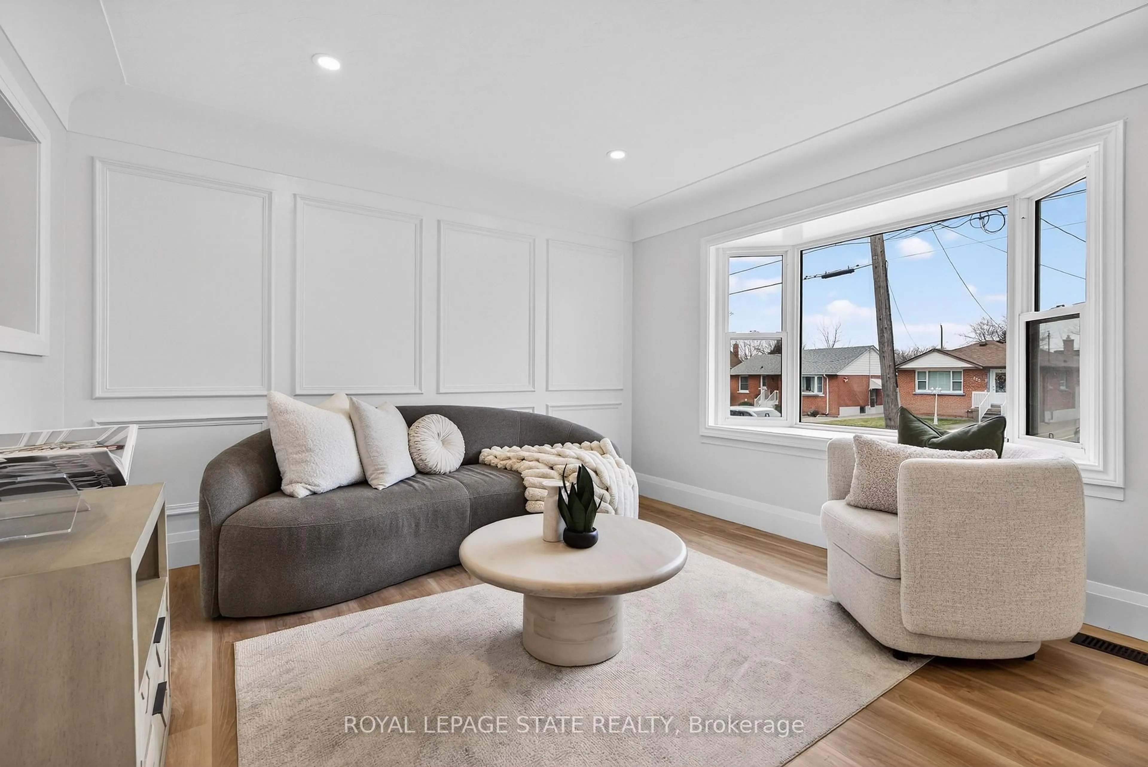 Living room with furniture, unknown for 330 East 15th St, Hamilton Ontario L9A 4G5