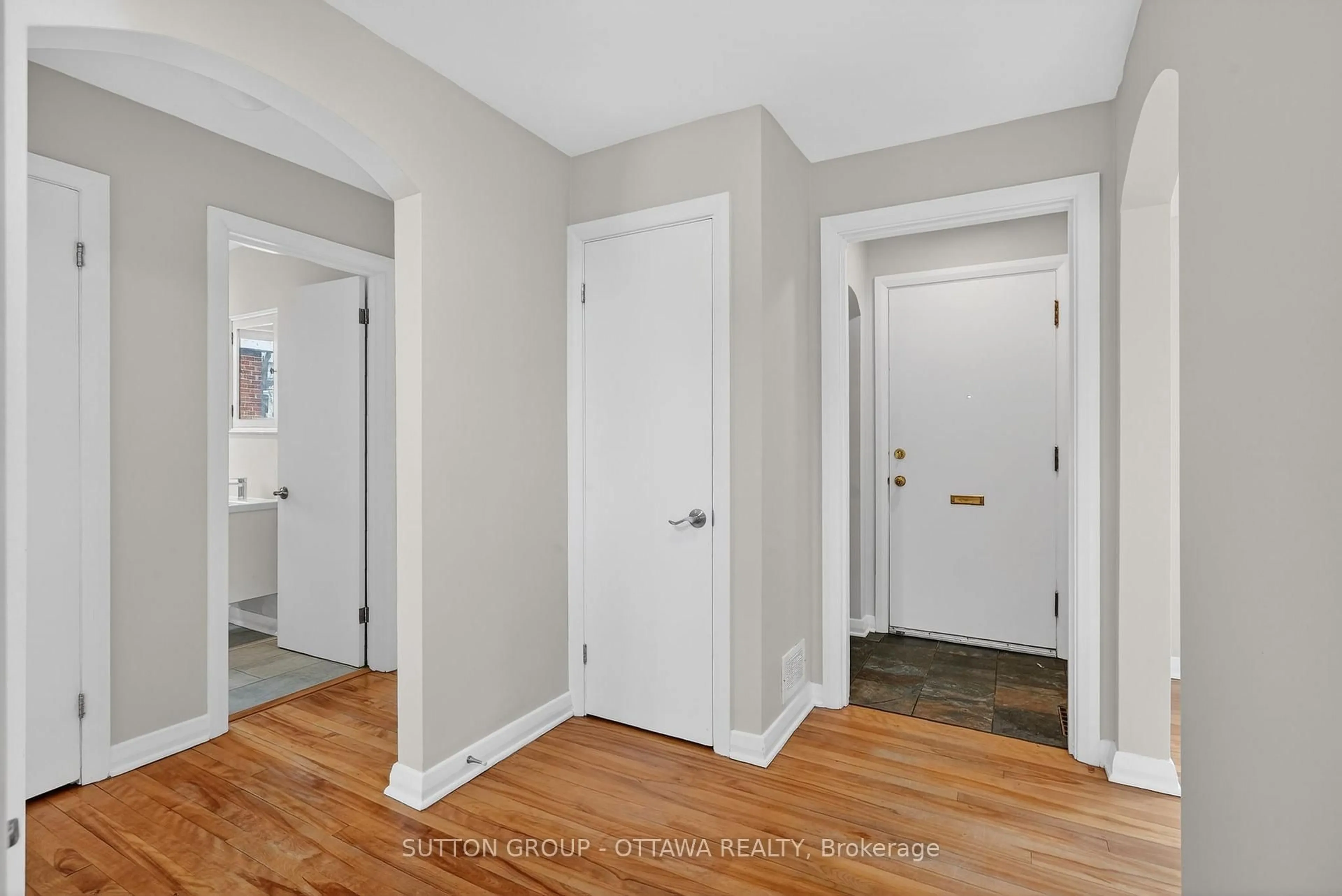 Indoor entryway for 499 NEIGHBOURHOOD Way, Ottawa Ontario K1G 0J3