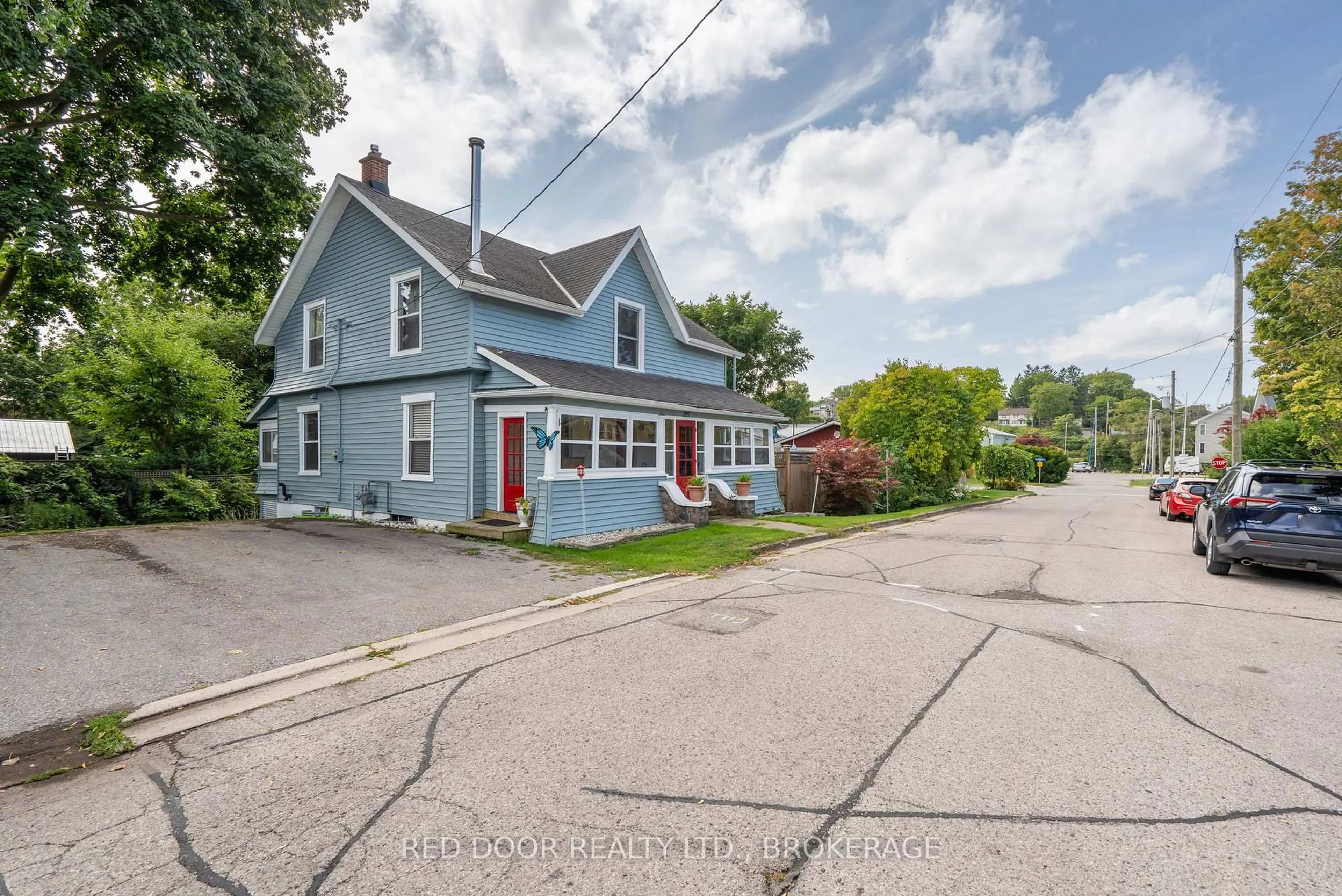 A pic from outside/outdoor area/front of a property/back of a property/a pic from drone, street for 292 Hetty St, Central Elgin Ontario N5L 1C1