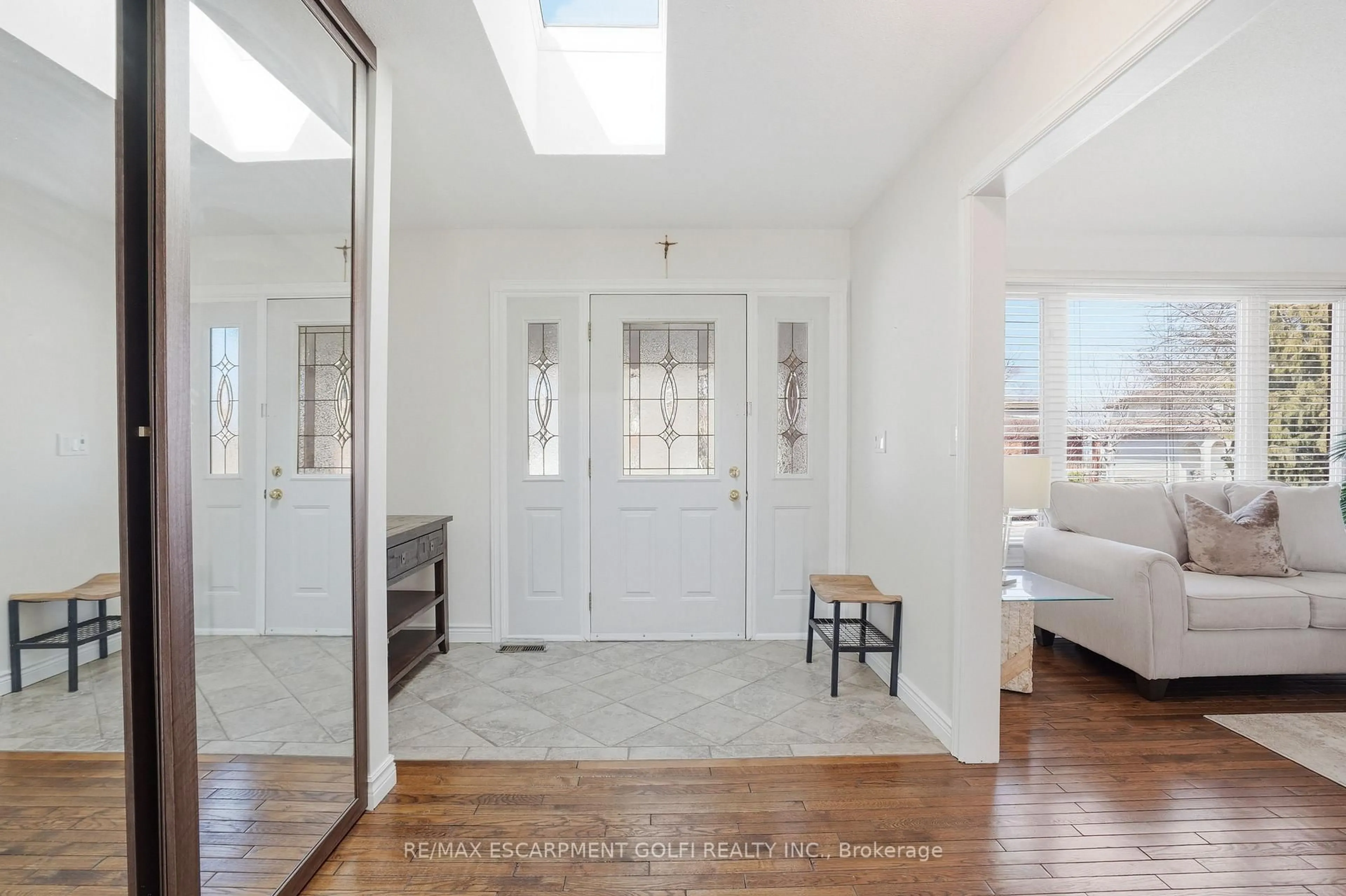 Indoor entryway for 61 Seaton Place Dr, Hamilton Ontario L8E 4A8