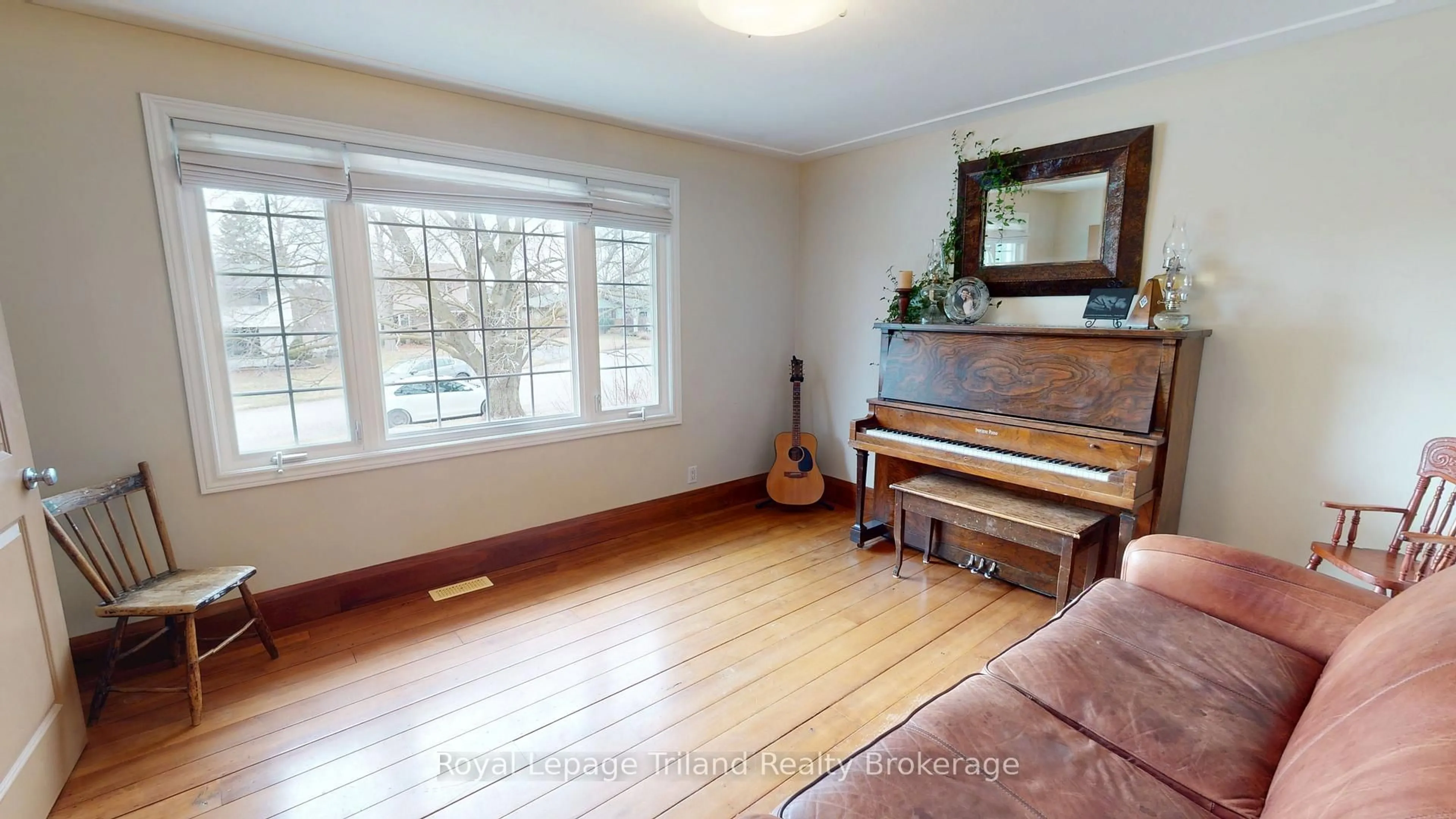 Living room with furniture, wood/laminate floor for 20 Centennial Cres, Wilmot Ontario N3A 1K9
