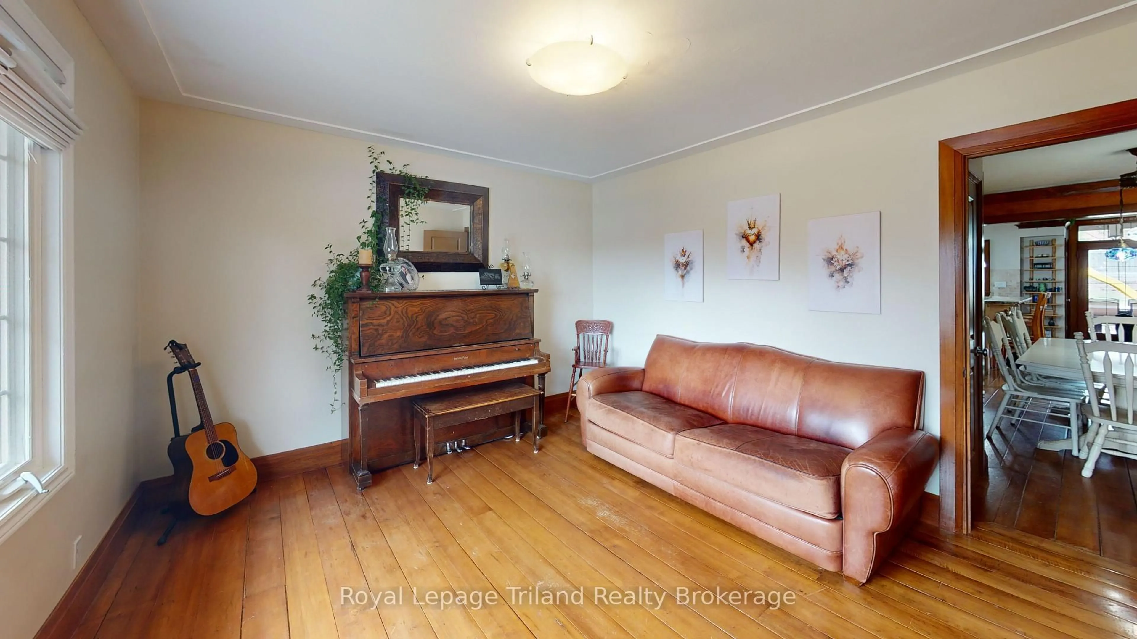 Living room with furniture, wood/laminate floor for 20 Centennial Cres, Wilmot Ontario N3A 1K9