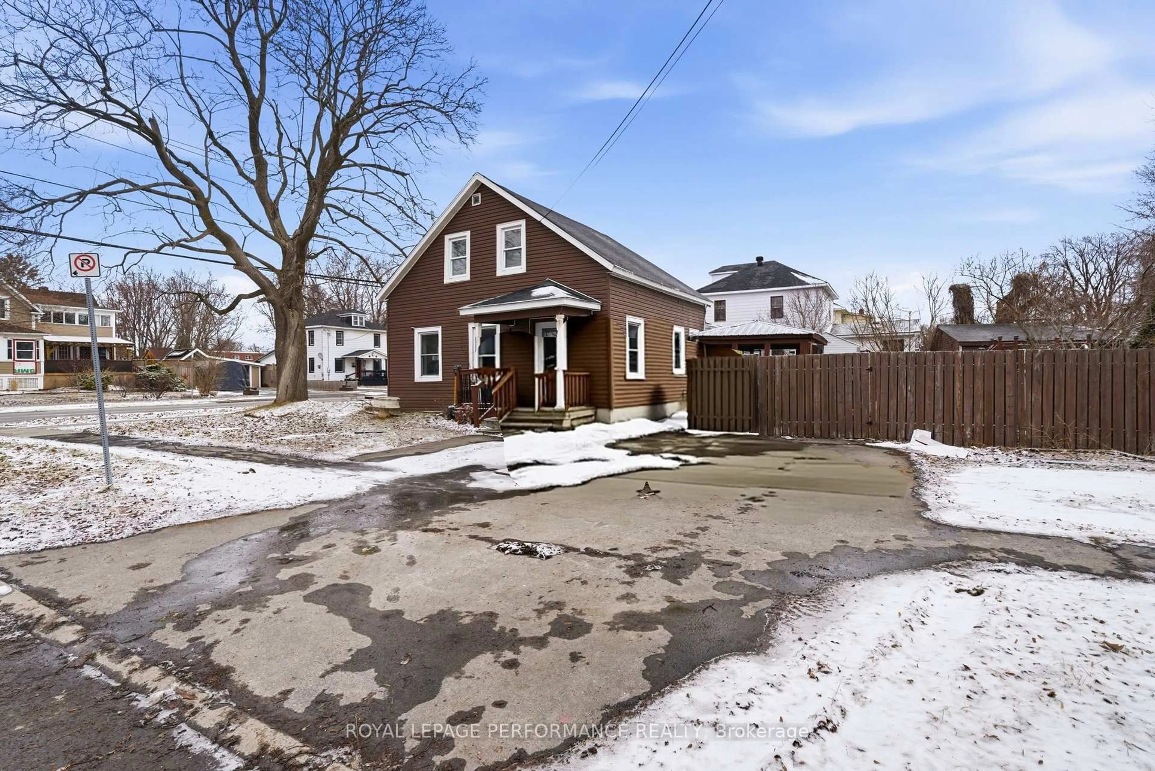 A pic from outside/outdoor area/front of a property/back of a property/a pic from drone, street for 441 Adolphus St, Cornwall Ontario K6H 3S8