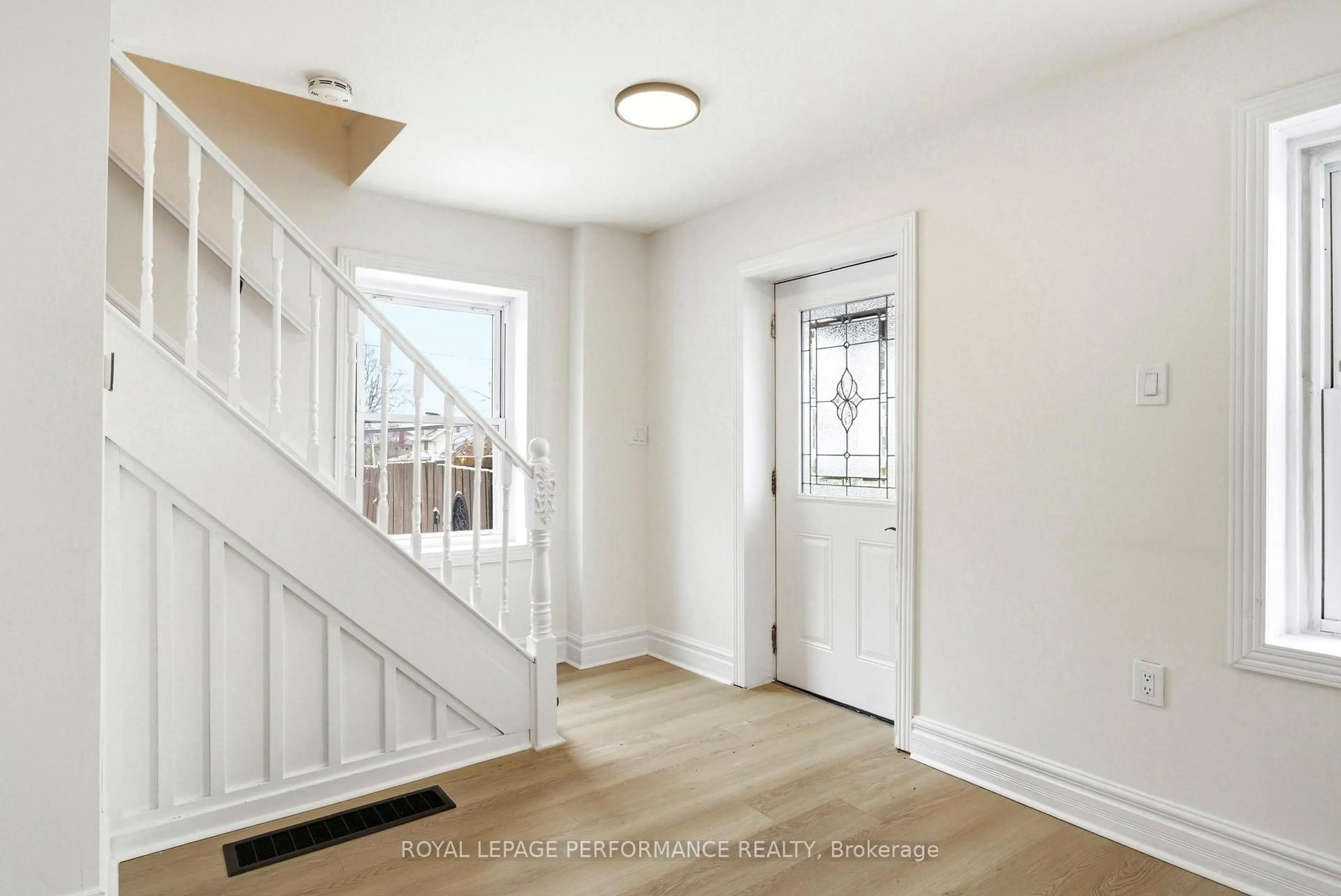 Indoor entryway for 441 Adolphus St, Cornwall Ontario K6H 3S8
