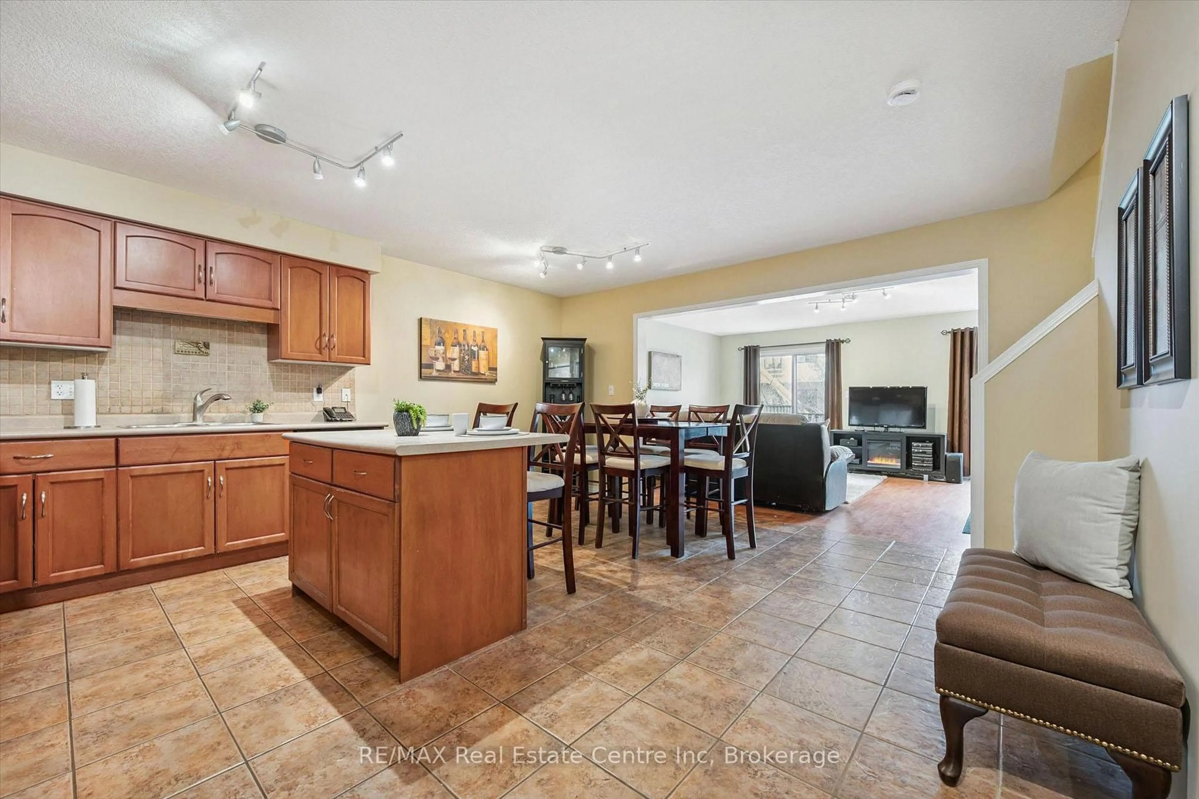 Open concept kitchen, ceramic/tile floor for 210 DAWN Ave #38, Guelph Ontario N1G 5L5