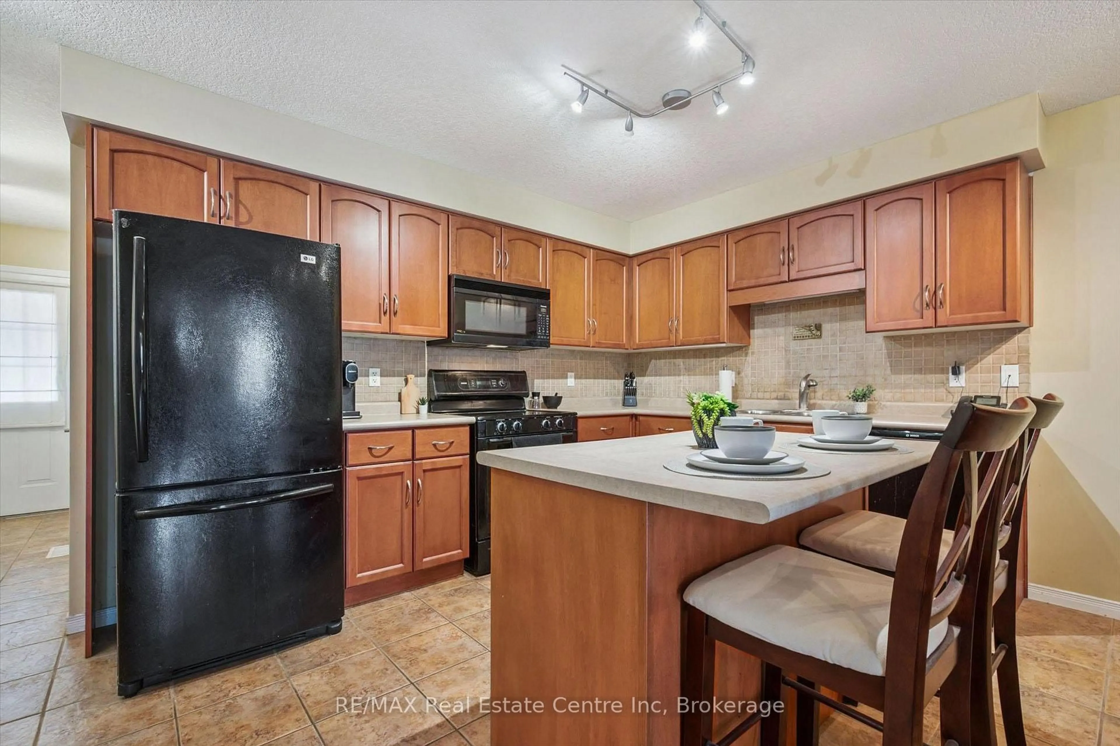 Standard kitchen, ceramic/tile floor for 210 DAWN Ave #38, Guelph Ontario N1G 5L5