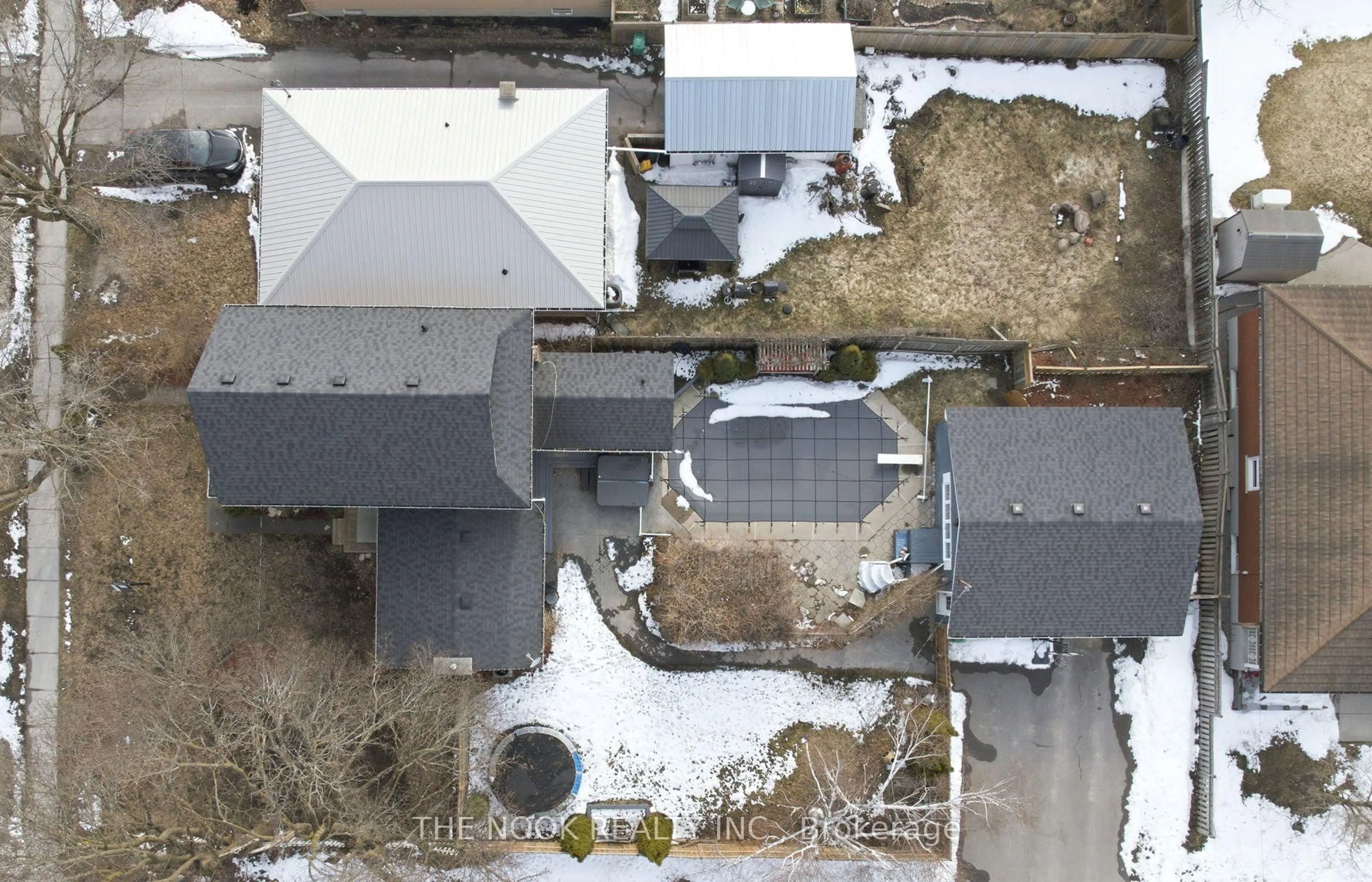 A pic from outside/outdoor area/front of a property/back of a property/a pic from drone, street for 264 Bennet St, Peterborough Ontario K9H 5B9