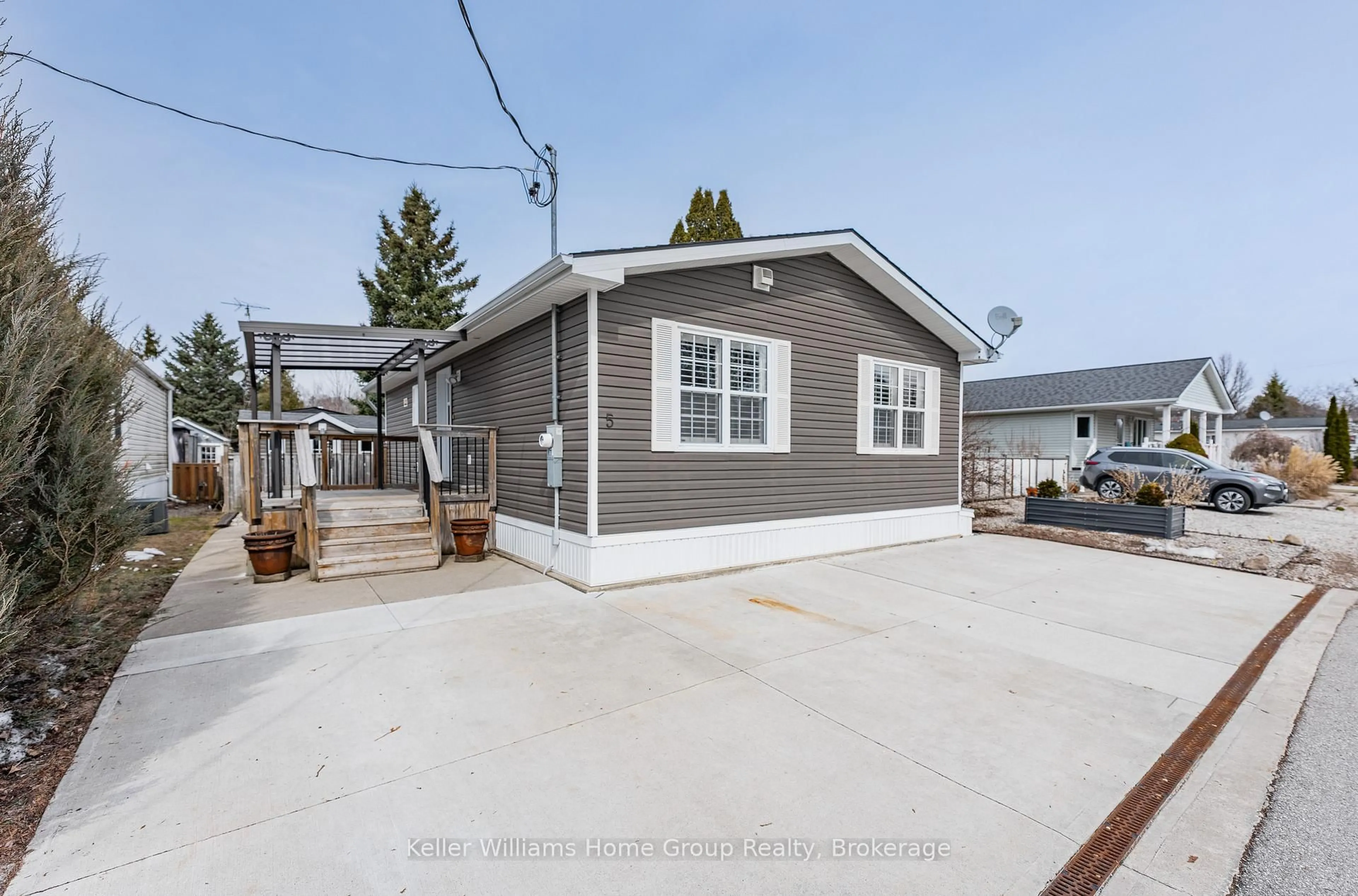 Home with vinyl exterior material, street for 5 Elm St, Puslinch Ontario N0B 2J0