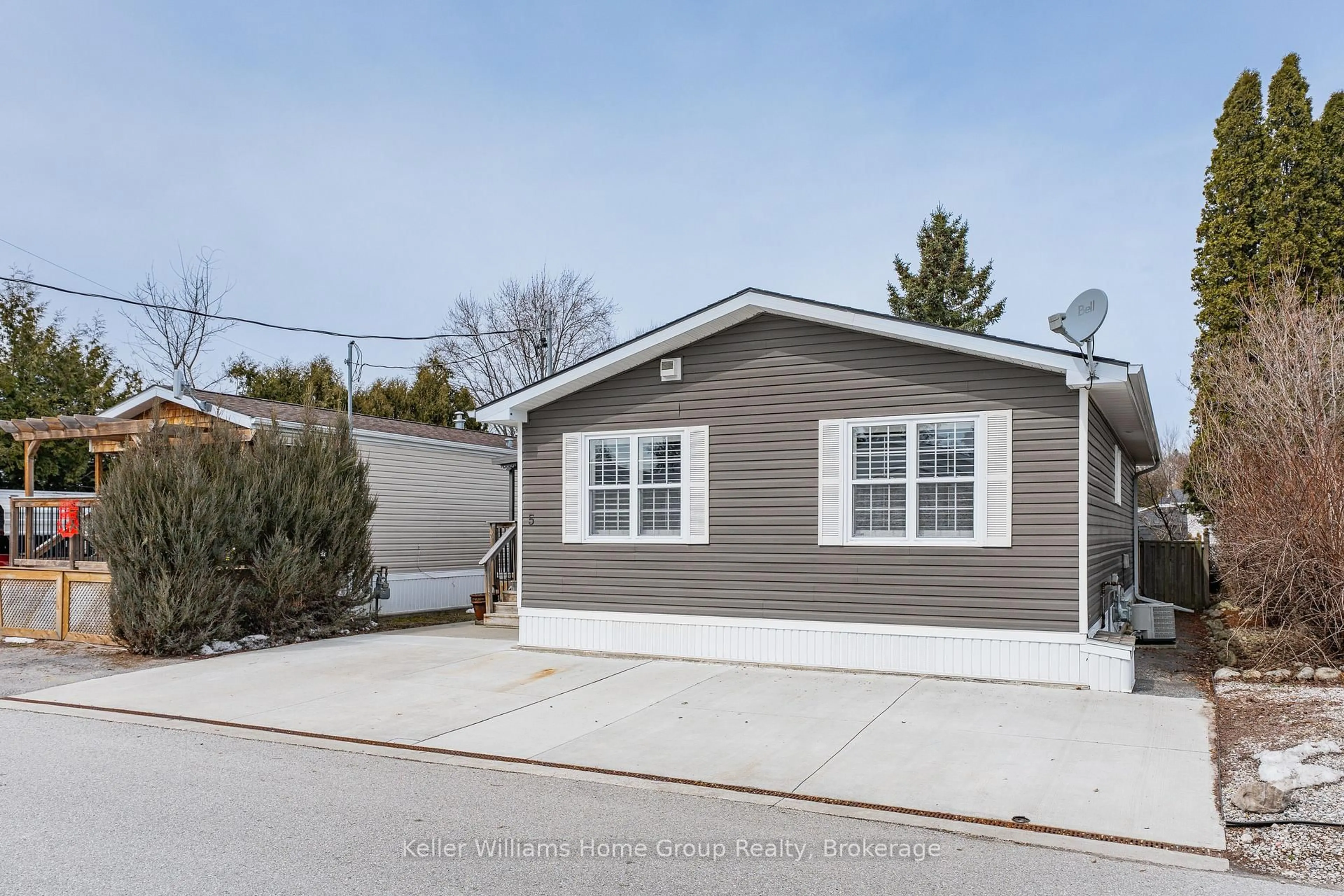 Home with vinyl exterior material, street for 5 Elm St, Puslinch Ontario N0B 2J0