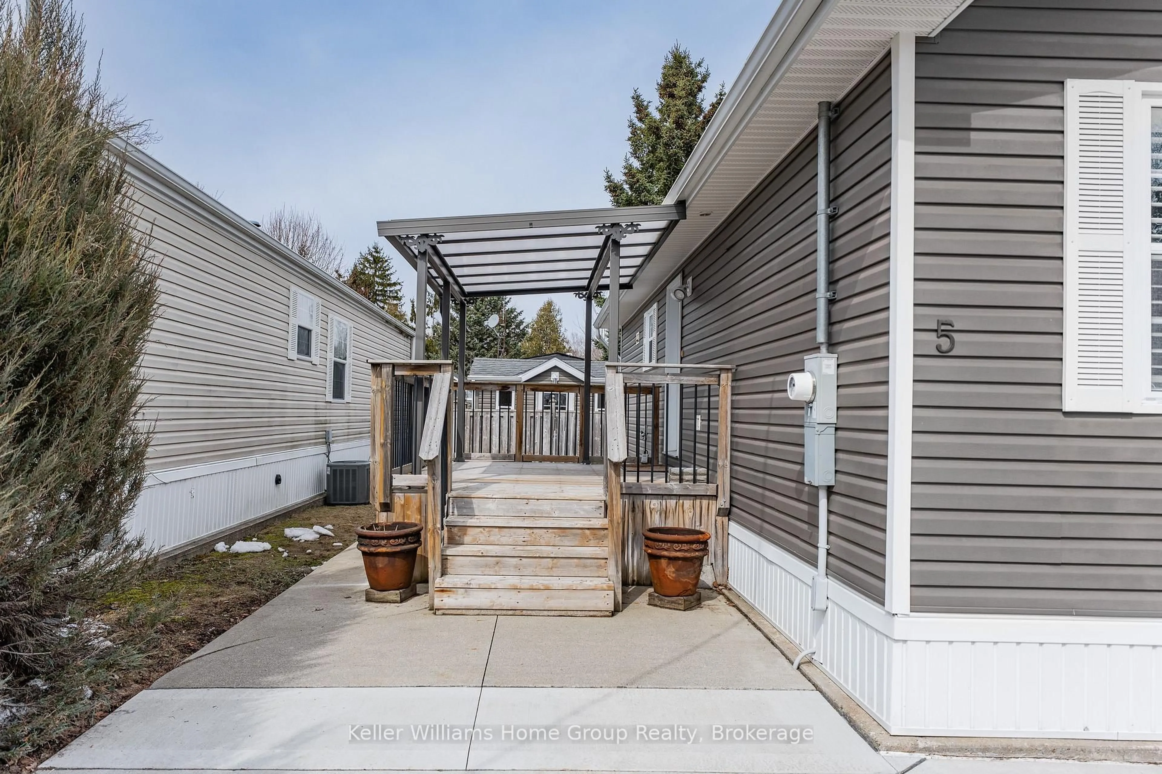 Home with vinyl exterior material, street for 5 Elm St, Puslinch Ontario N0B 2J0