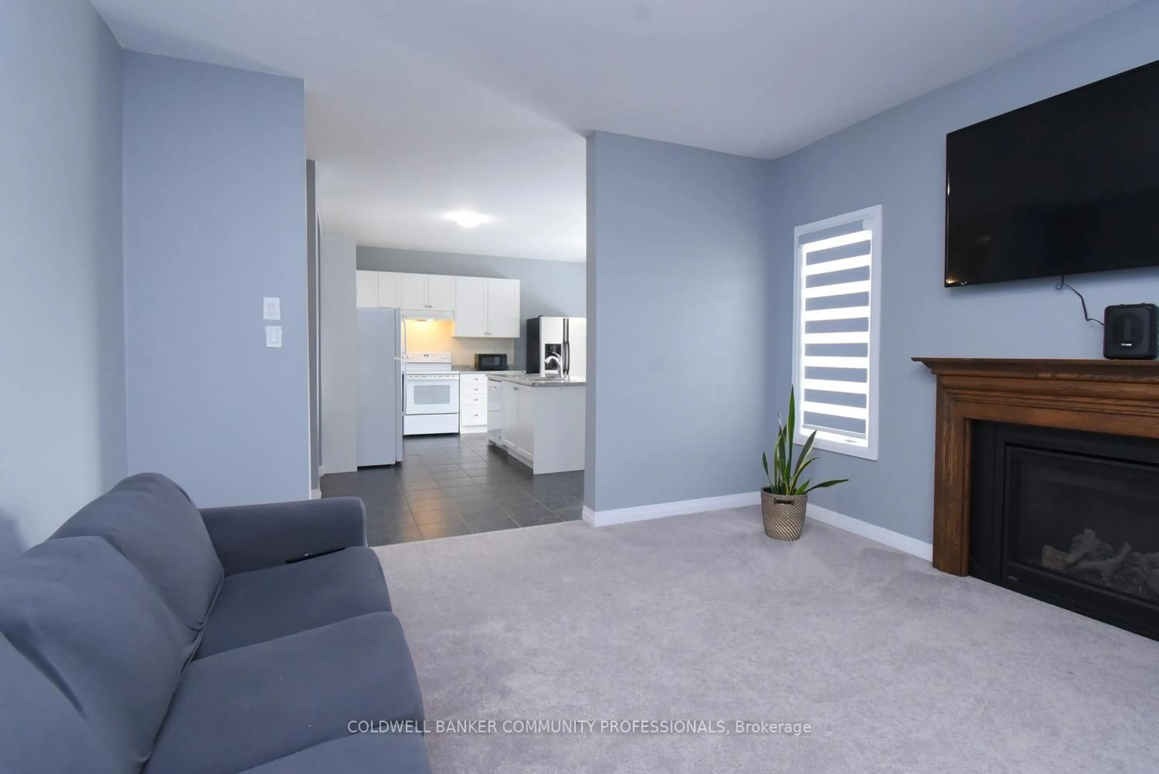 Living room with furniture, unknown for 1 Burrows Crt, Kawartha Lakes Ontario K9V 0J3