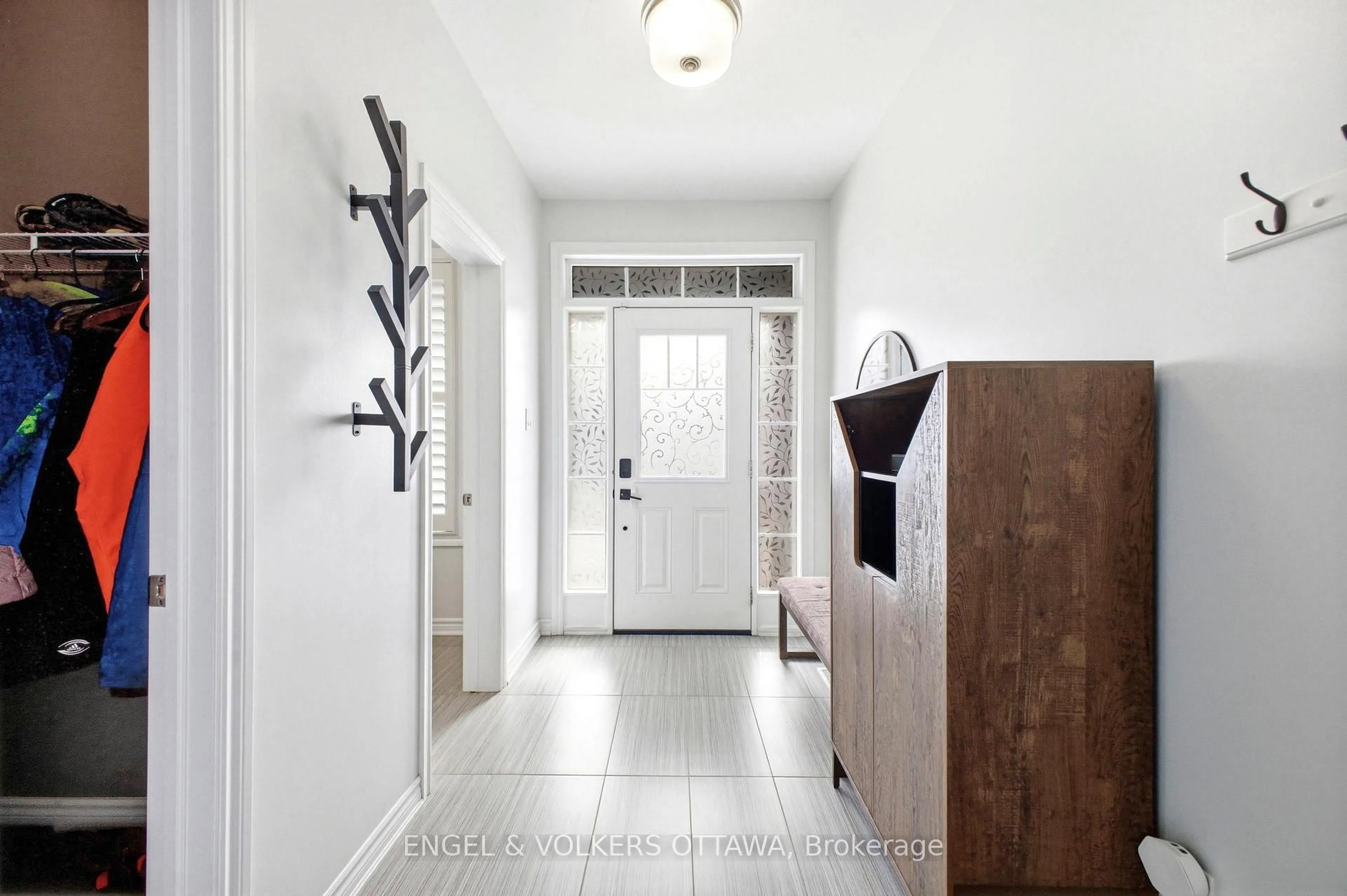 Indoor entryway for 252 Rue Des Soldats Riendeau St, Ottawa Ontario K2J 5Z4