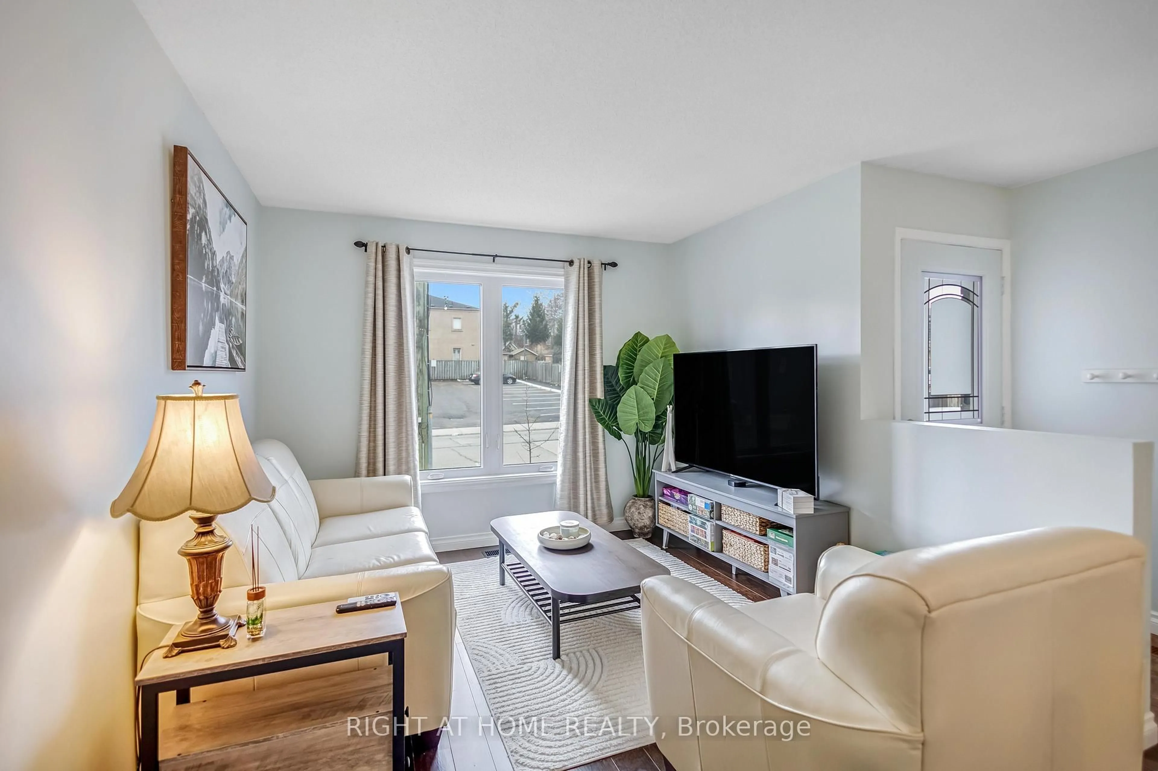 Living room with furniture, unknown for 8 Brantdale Ave, Hamilton Ontario L9C 1B7